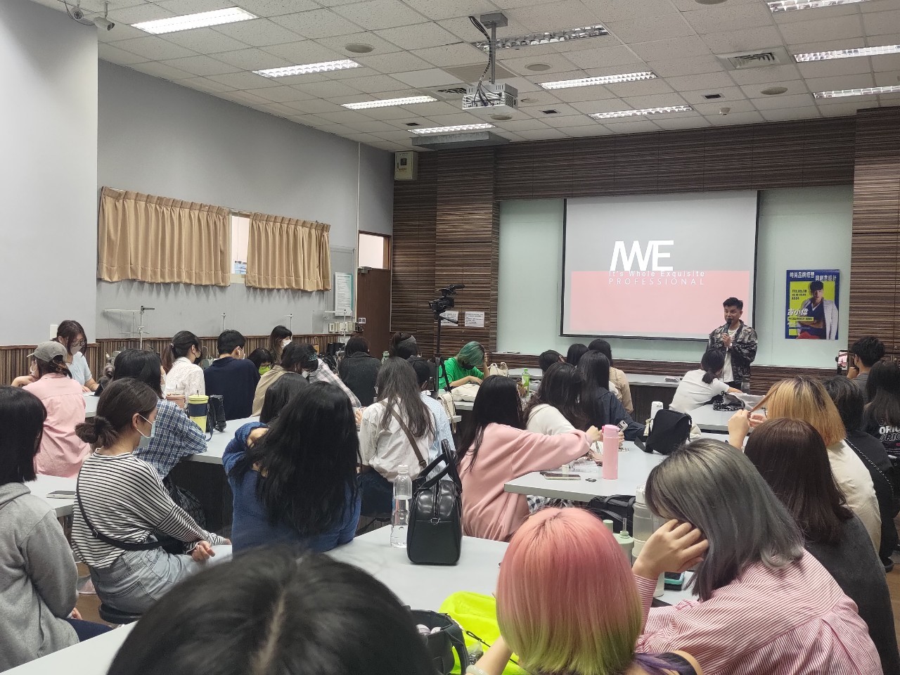 圖為古小偉老師分享「時尚品牌經營與創意設計」,吸引許多同學參與。