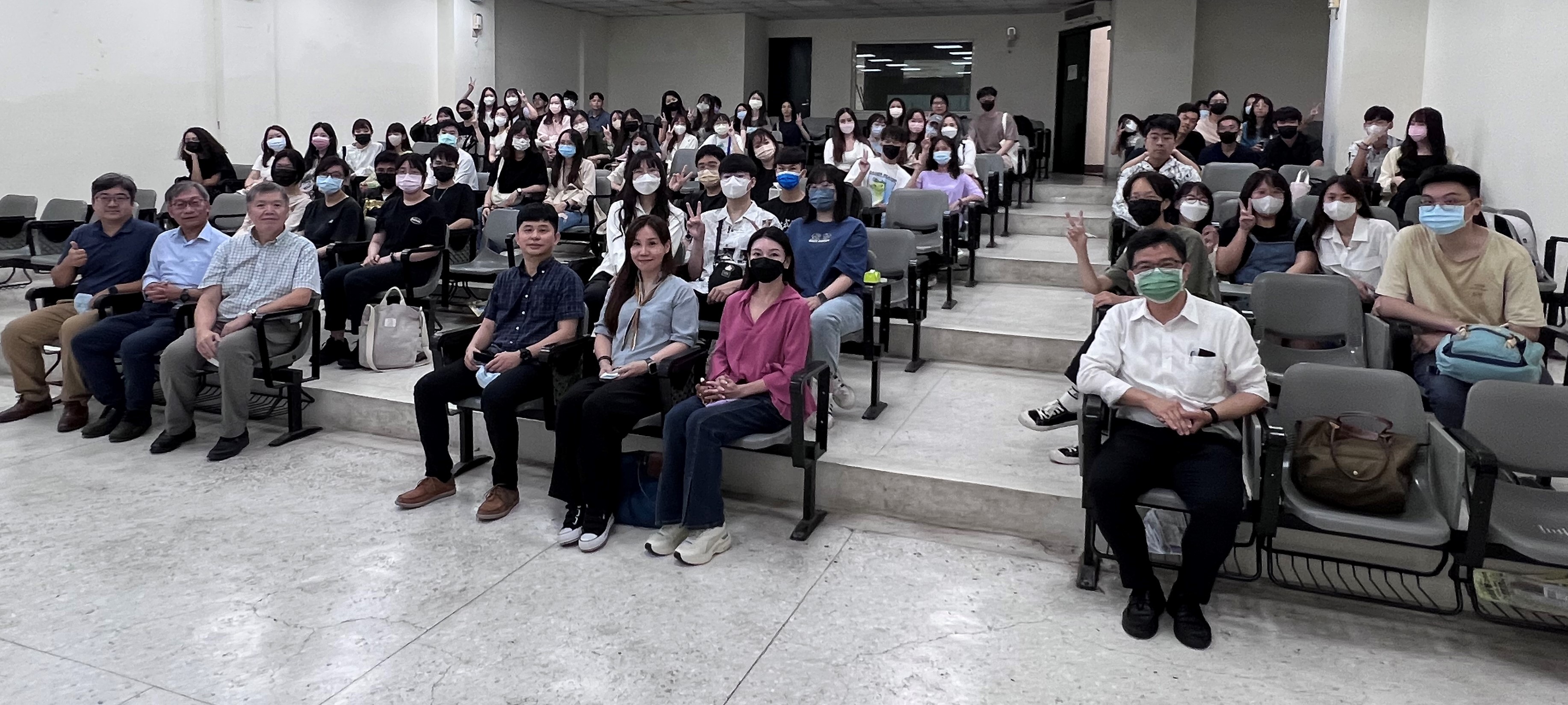 圖為亞大心理系有82位同學完成成癮防治學程,在發表專題成果上,師生合影。
