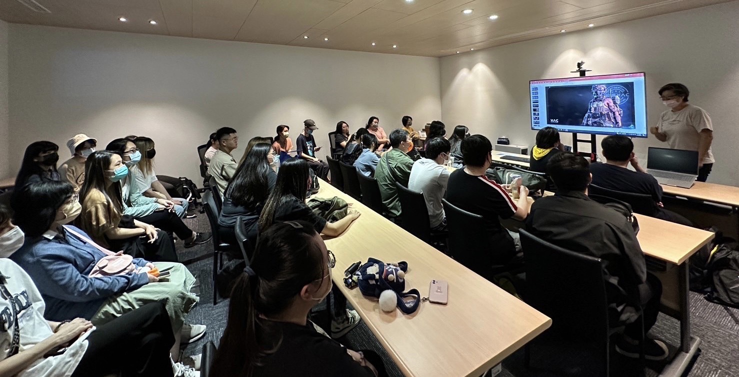 圖為樂美館台中分公司人員,介紹樂美館的徵才制度。