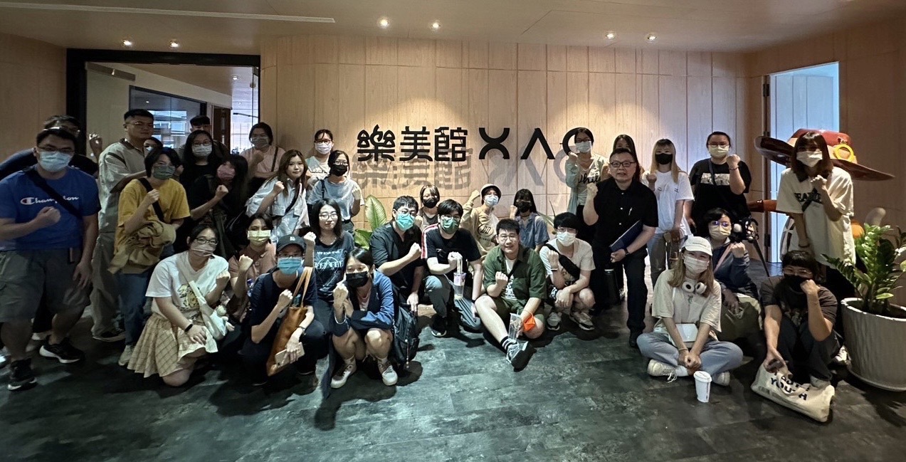 圖為亞大數媒系李政宗老師(2排右4)與同學,在樂美館合影。