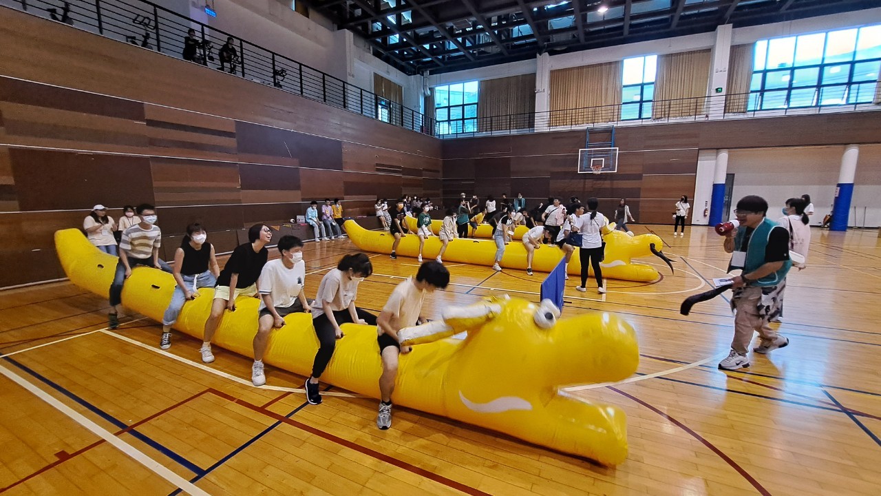 圖為「旱地龍舟」遊戲競爭激烈,同學賣力向前划。