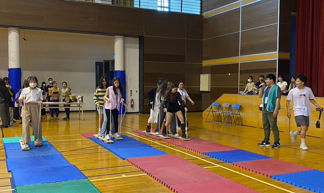 圖為「大腳哈利」遊戲,參與者需要在木板上行走,避免跌落。