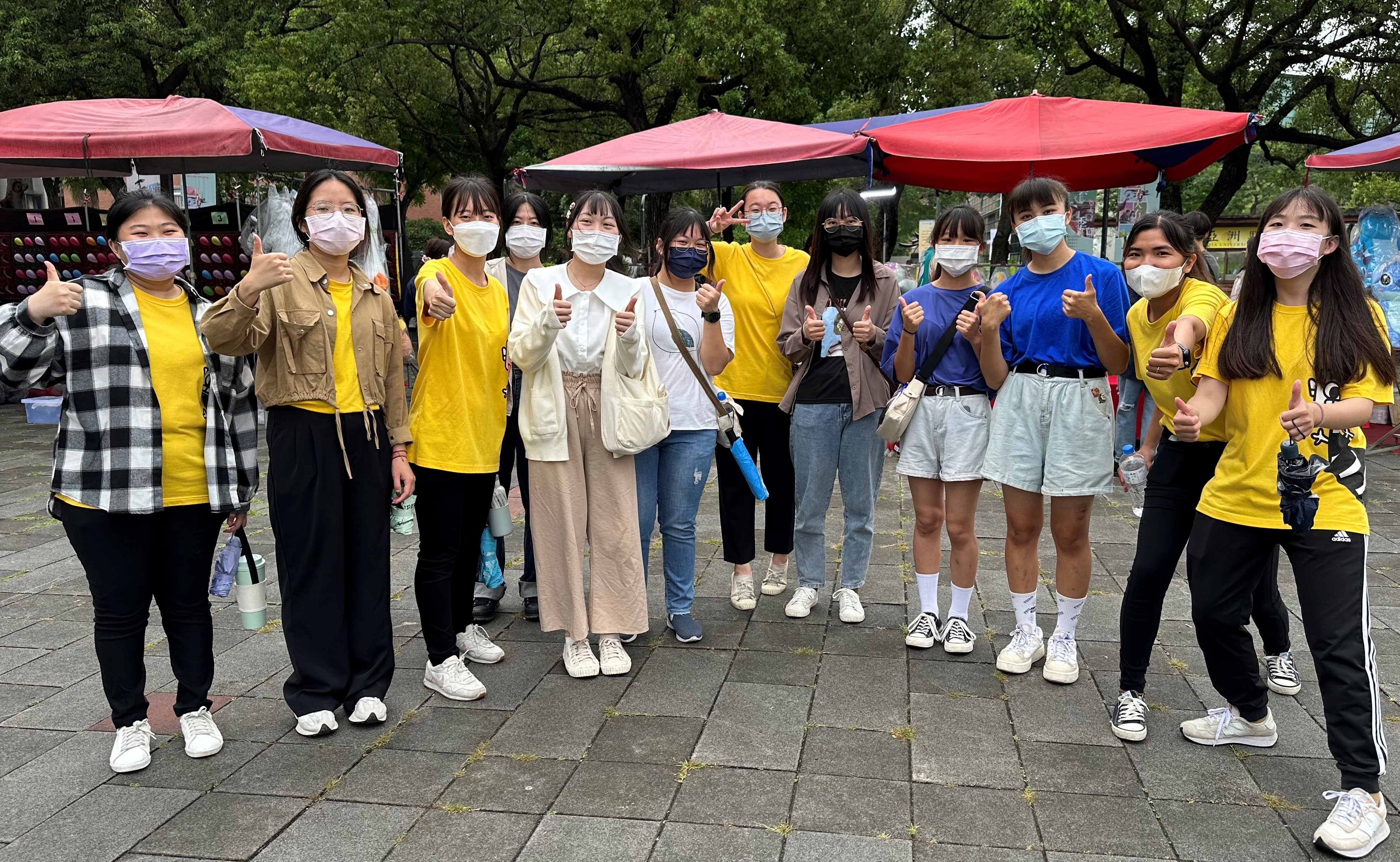 圖為學長姊們帶領準新生,參加闖關活動。