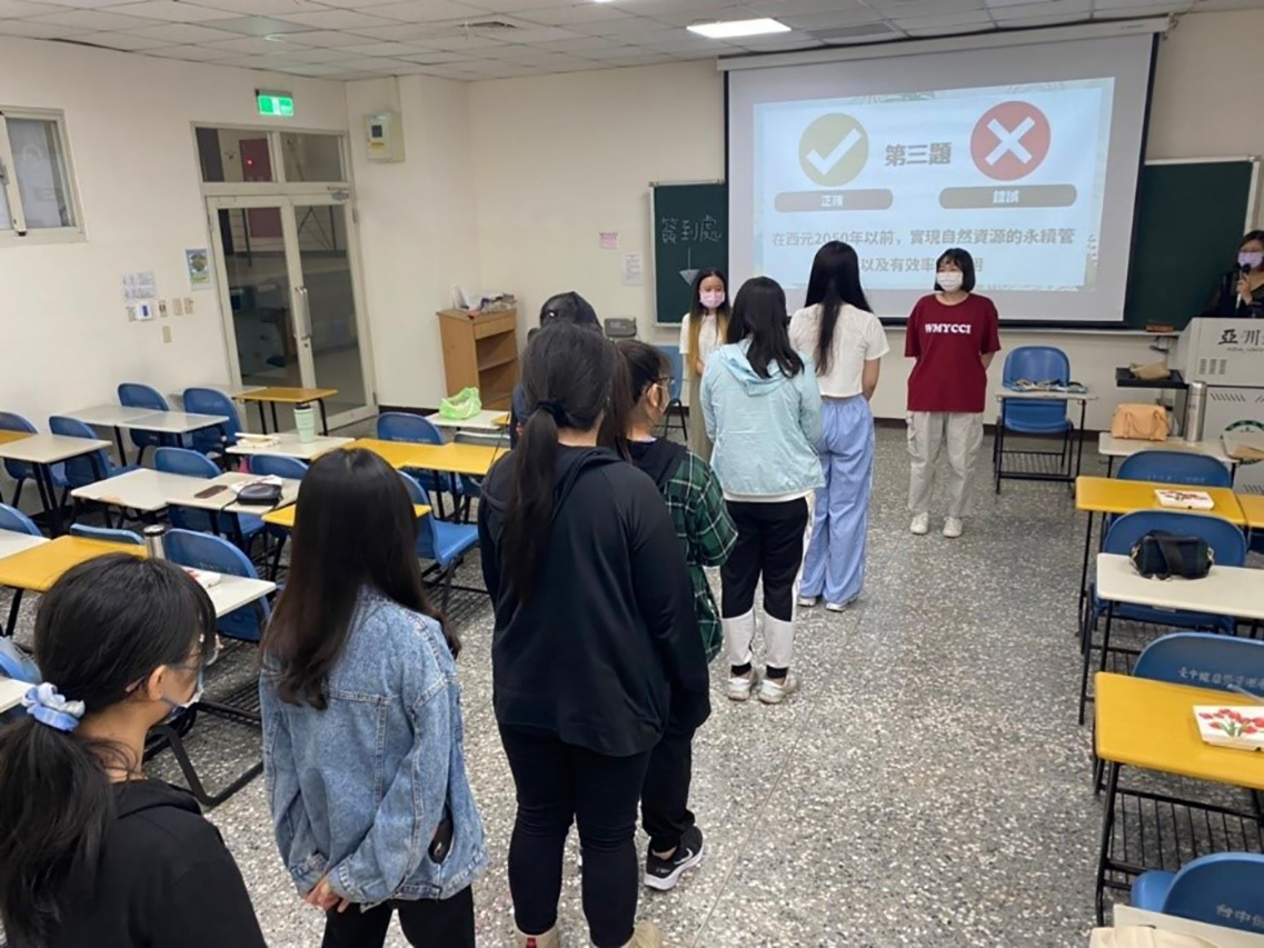 圖為「圈叉環保大戰」遊戲中,參與學生選邊站回答。