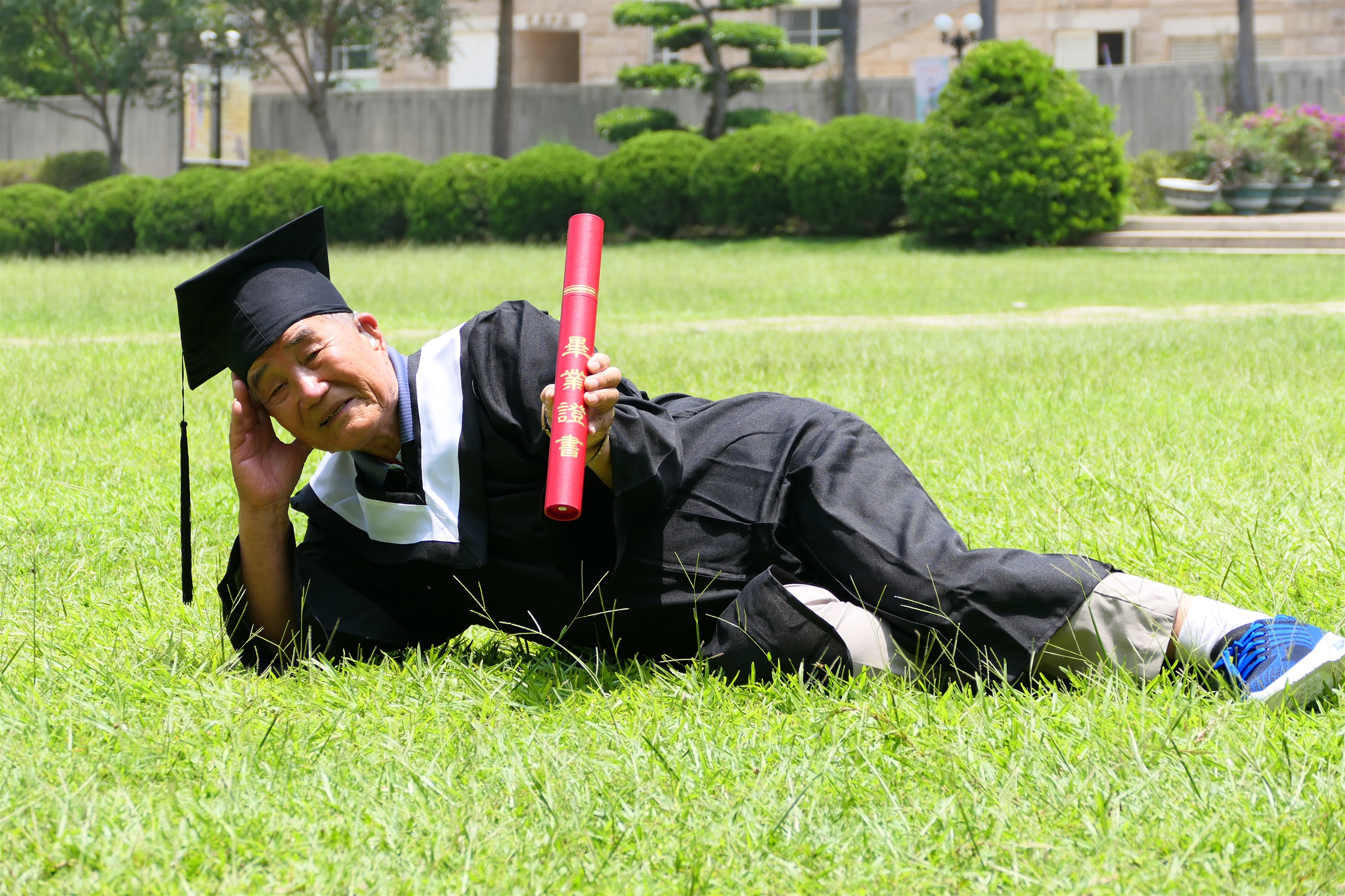 圖為「老同學」,開心的在亞大校園穿學士服擺拍。
