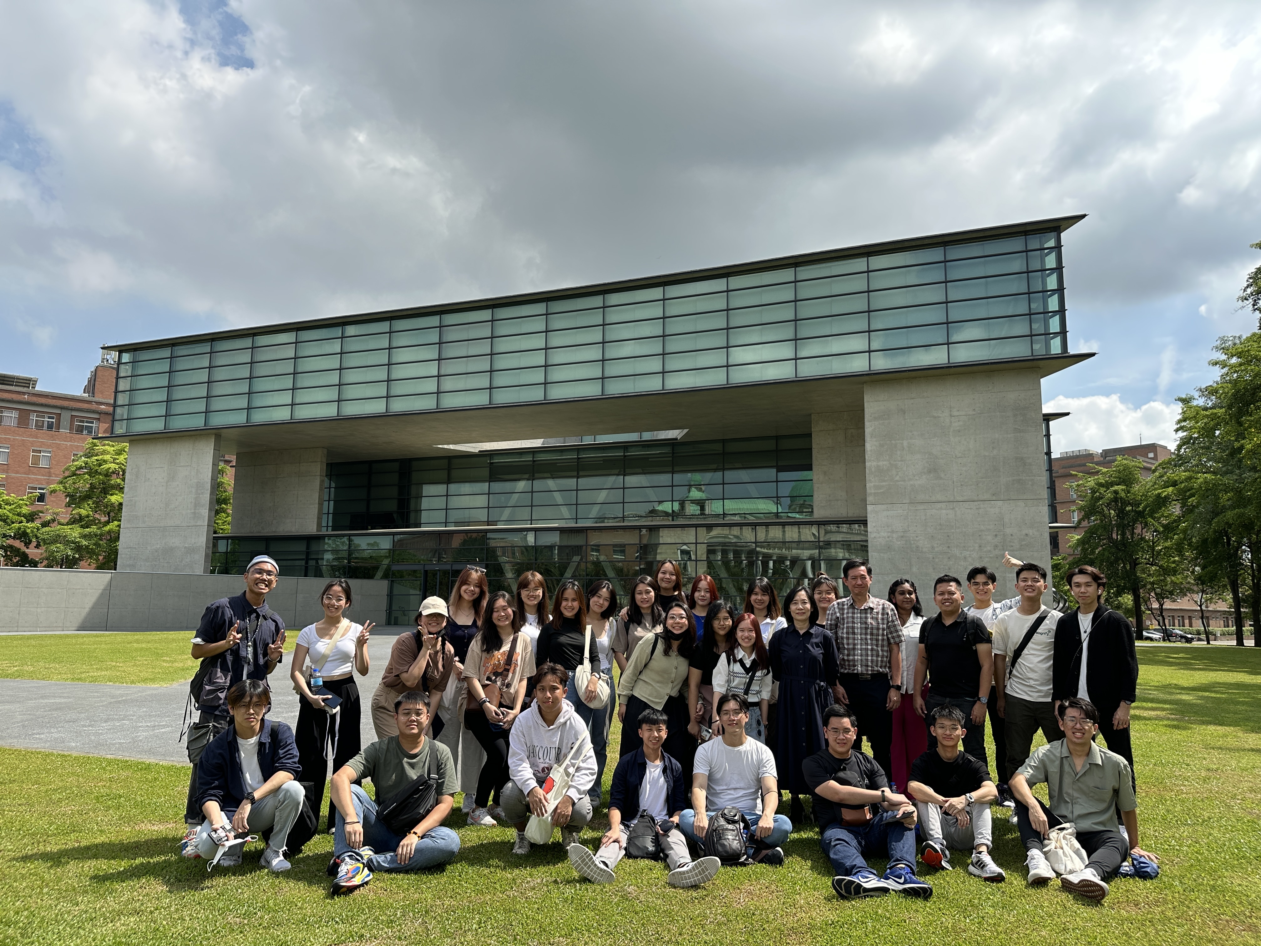 圖為馬來西亞拉曼大學師生,在亞大現代美術館前合影。