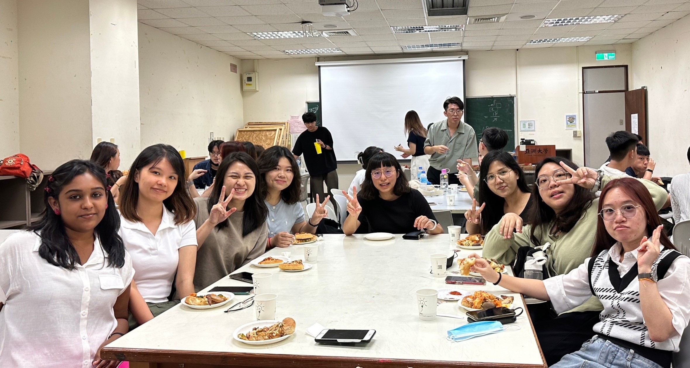 圖為亞大室設系、馬來西亞拉曼大學同學,在午餐時間交流。