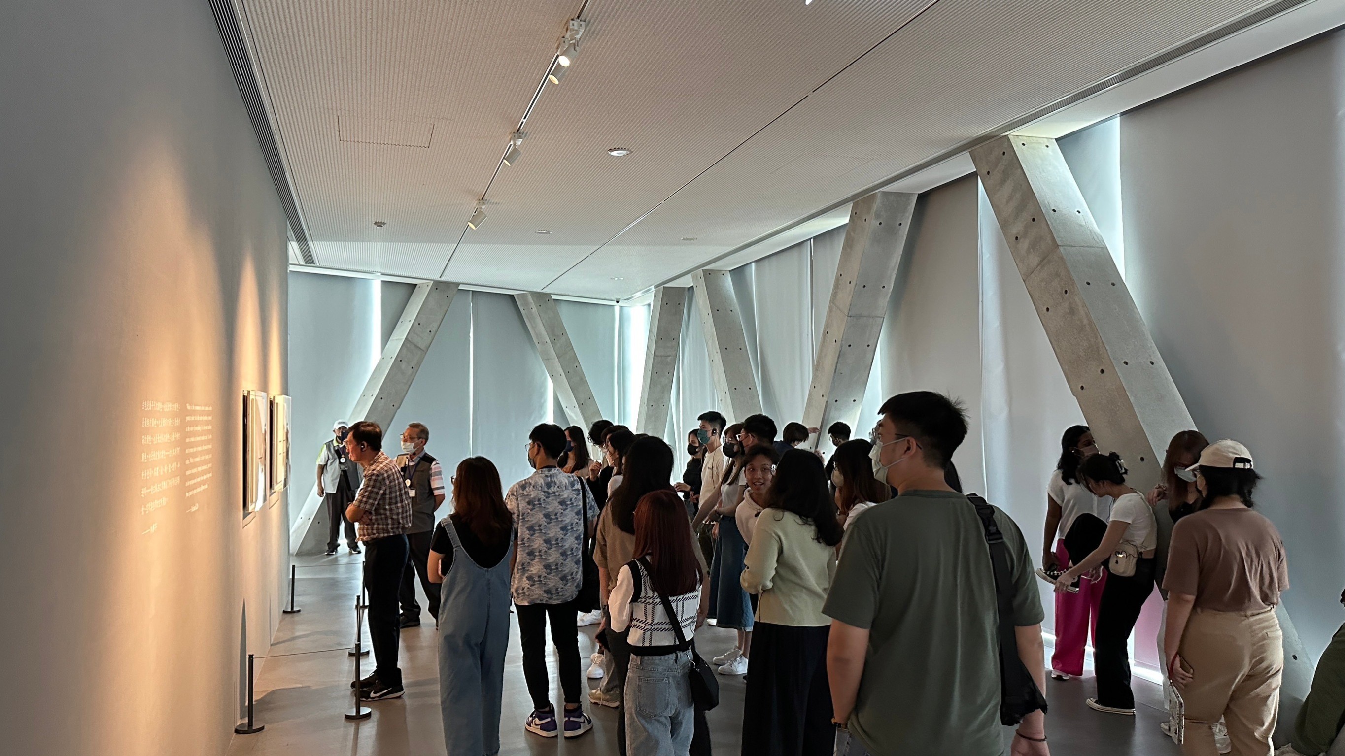 圖為馬來西亞拉曼大學師生到亞大現代美術館參觀,欣賞「阿罩霧神遊天地展」,也觀摩安藤忠雄大師的建築之美。