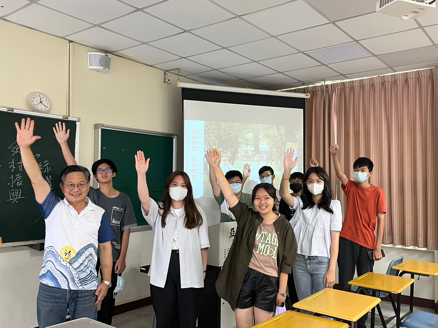 圖為亞大休憩系林錫銓老師(左1),與參與同學互動。
