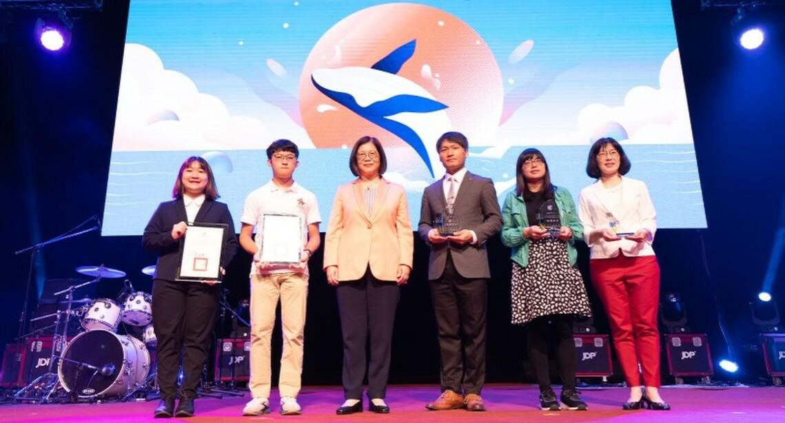 圖為海委會「2023大專校院學生專題研究計畫優良獎」揭曉,海委會主委管碧玲(左3)頒獎給亞大生醫系助理教授沈育芳(左5),和其他獲獎者。