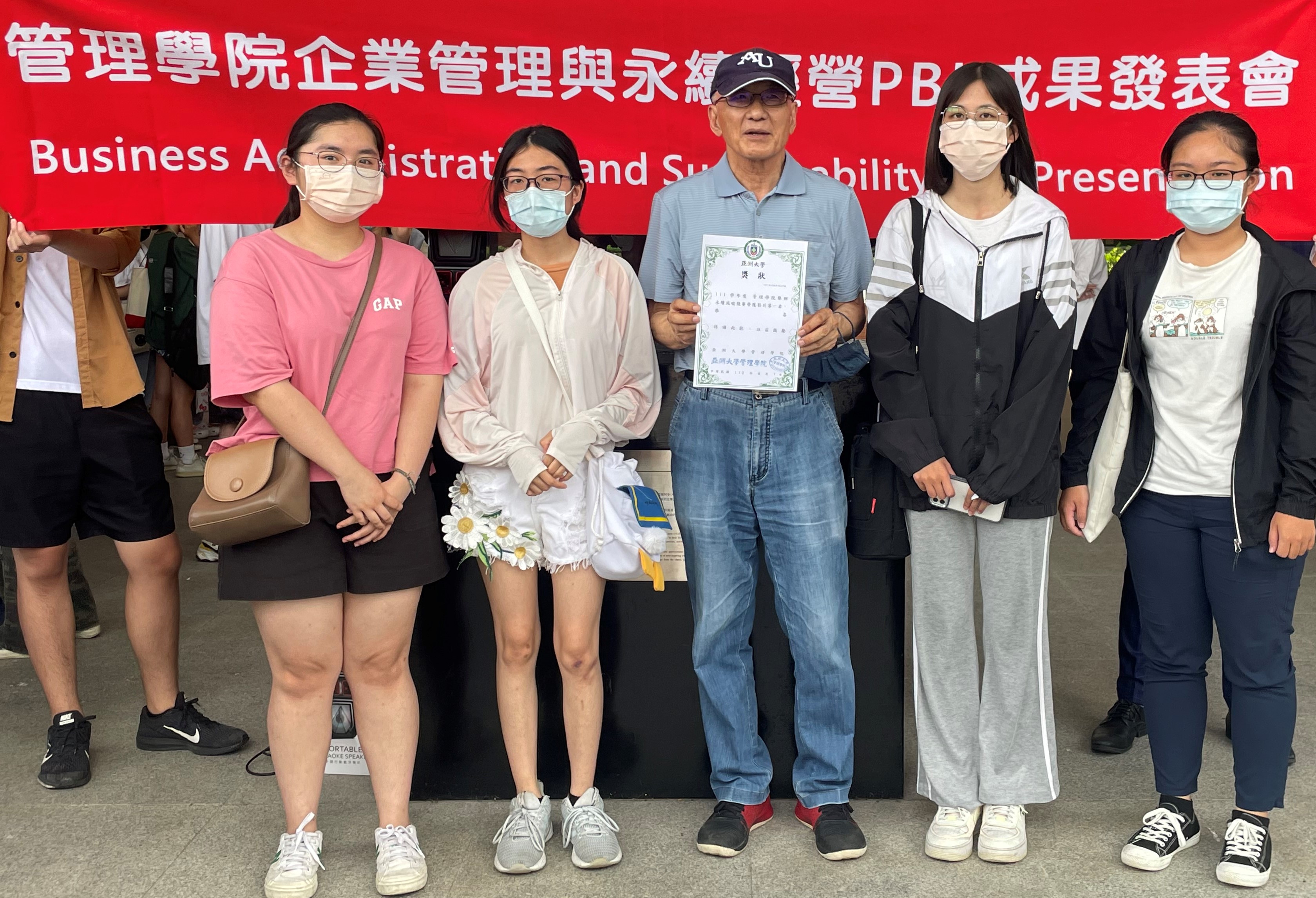 圖為副校長兼永續長吳聰能(中),與獲影片組第1名同學合影。