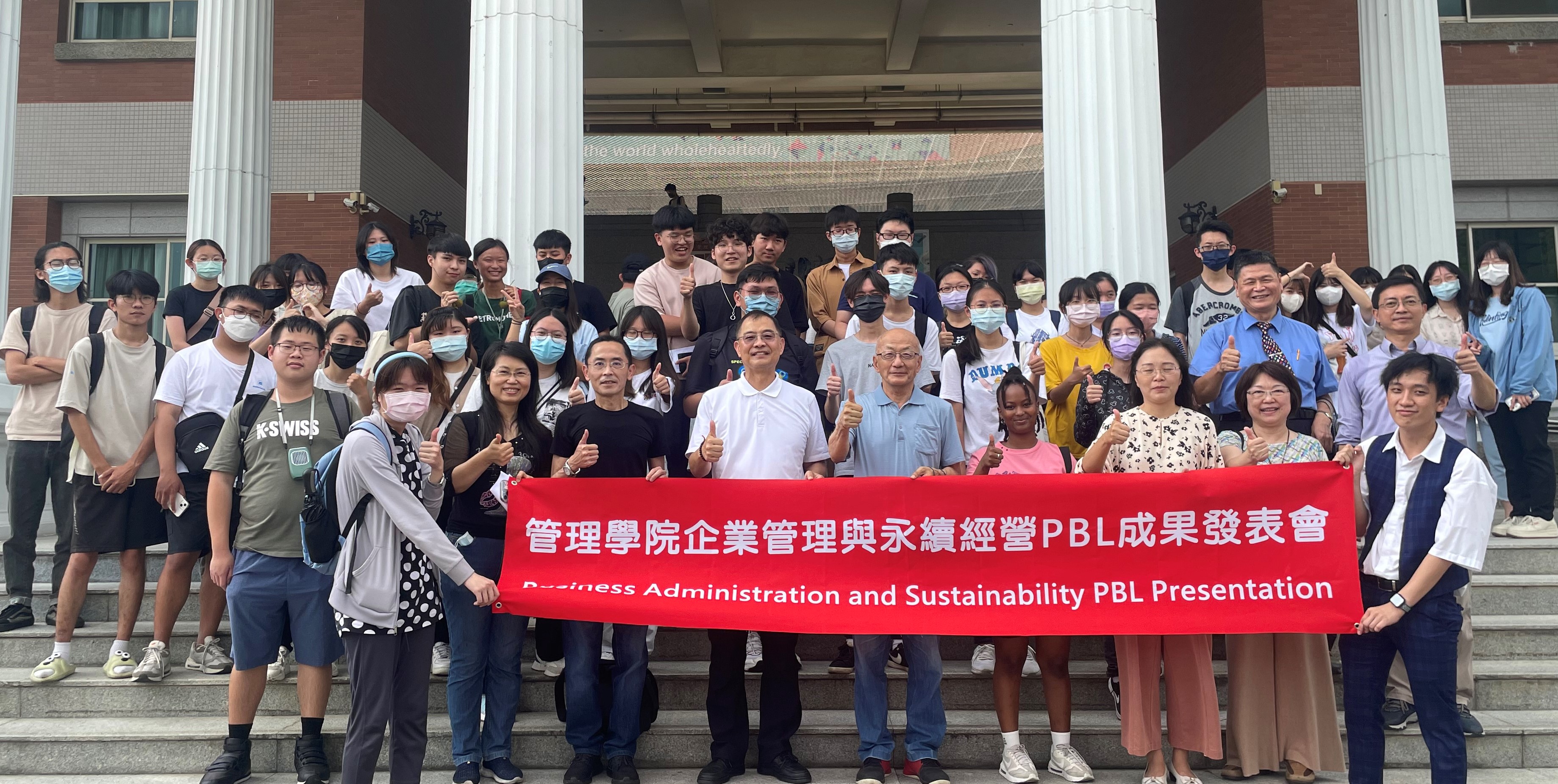 圖為亞大管理學院舉辦永續減碳競賽,吳聰能副校長(右5)、林君維院長(右6)、林盈利副院長(右7),與老師和參賽同學合影。