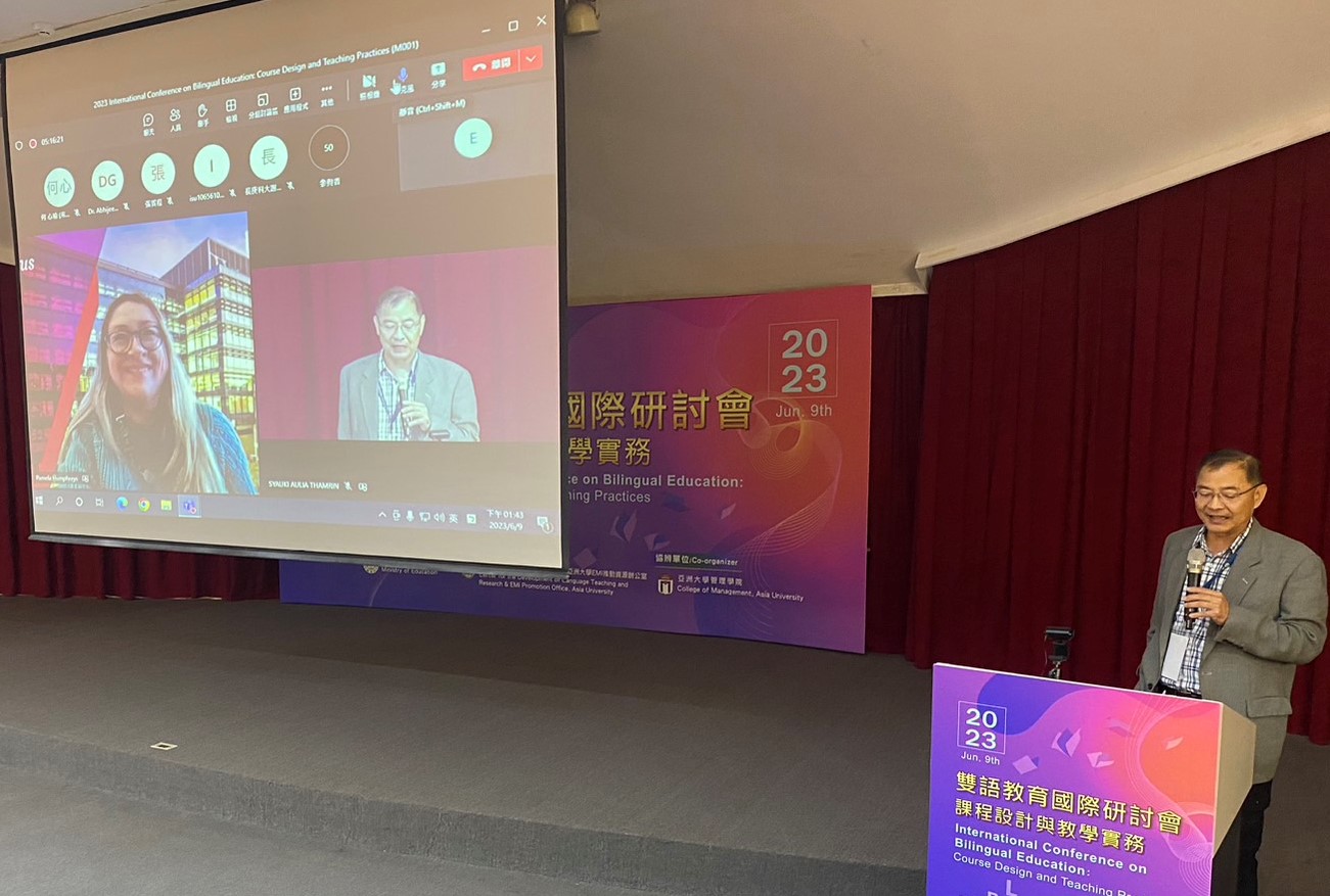 圖為亞大管院長林君維(右)與澳洲麥覺理大學Pamela Humphreys博士,在專題演講後交流。