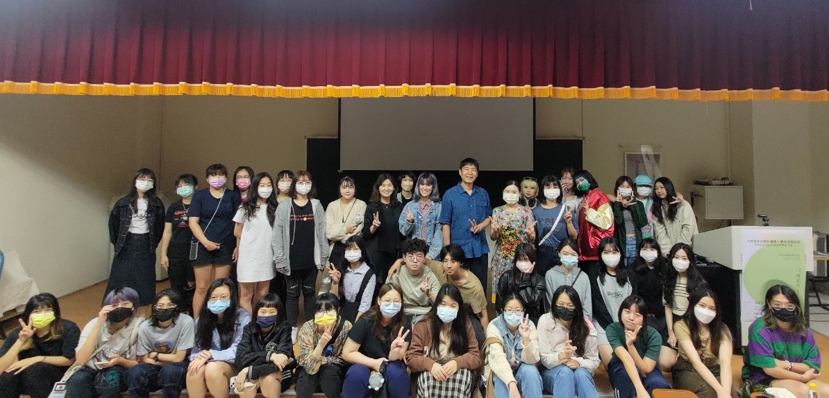 圖為亞大時尚系講座,時尚系主任林青玫(後排右8)、韓國天然染色研究學者許北久博士(後排右9),和參與師生合影。