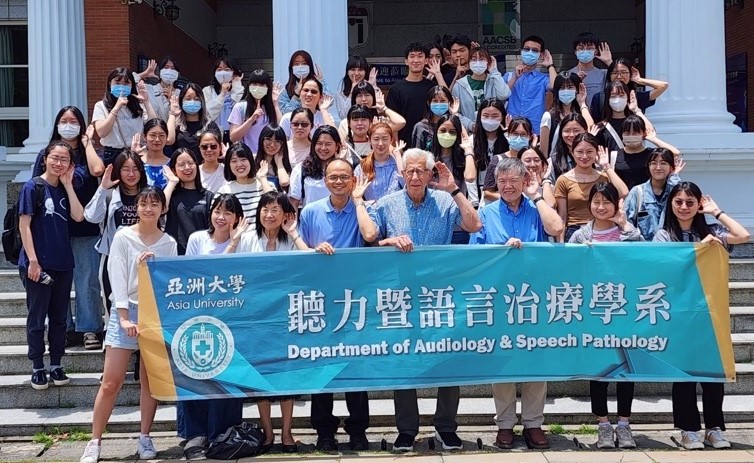 圖為Dr. Salvi(前排左5)、郭令育副教授(前排左4) 、亞大聽語系主任盛華(前排左3),與亞大聽語系師生合影。