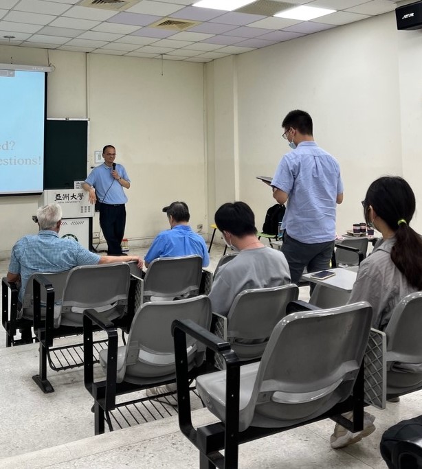 圖為美國紐約州大學水牛校區溝通障礙系副教授郭令育,聆聽同學的提問。