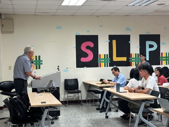 圖為Dr. Salvi在講座中,和同學以問答方式互動。