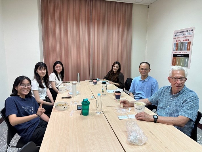 圖為(由右而左)Dr. Salvi、郭令育副教授日前來亞大演講時,與王玉賢老師、鄭安芸、吳秉秦、吳昀蒨3位同學交流。