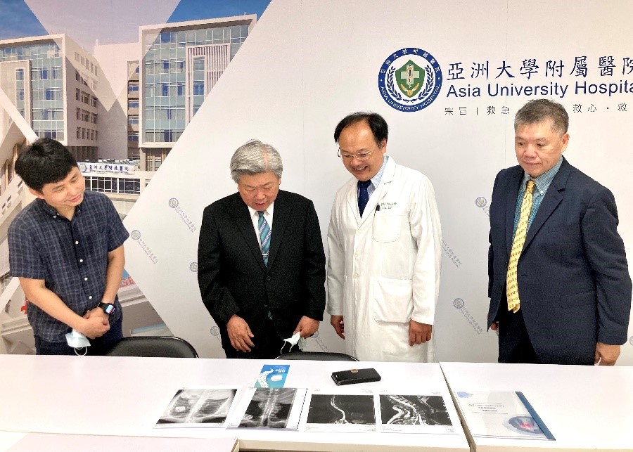 圖為亞大心理系主任廖瑞銘主任(右1),陪同岸岡史郎教授(右3)參訪亞大附屬醫院,與林志隆副院長(右2)、臨床心理中心葉品陽主任(右4)交換心得。