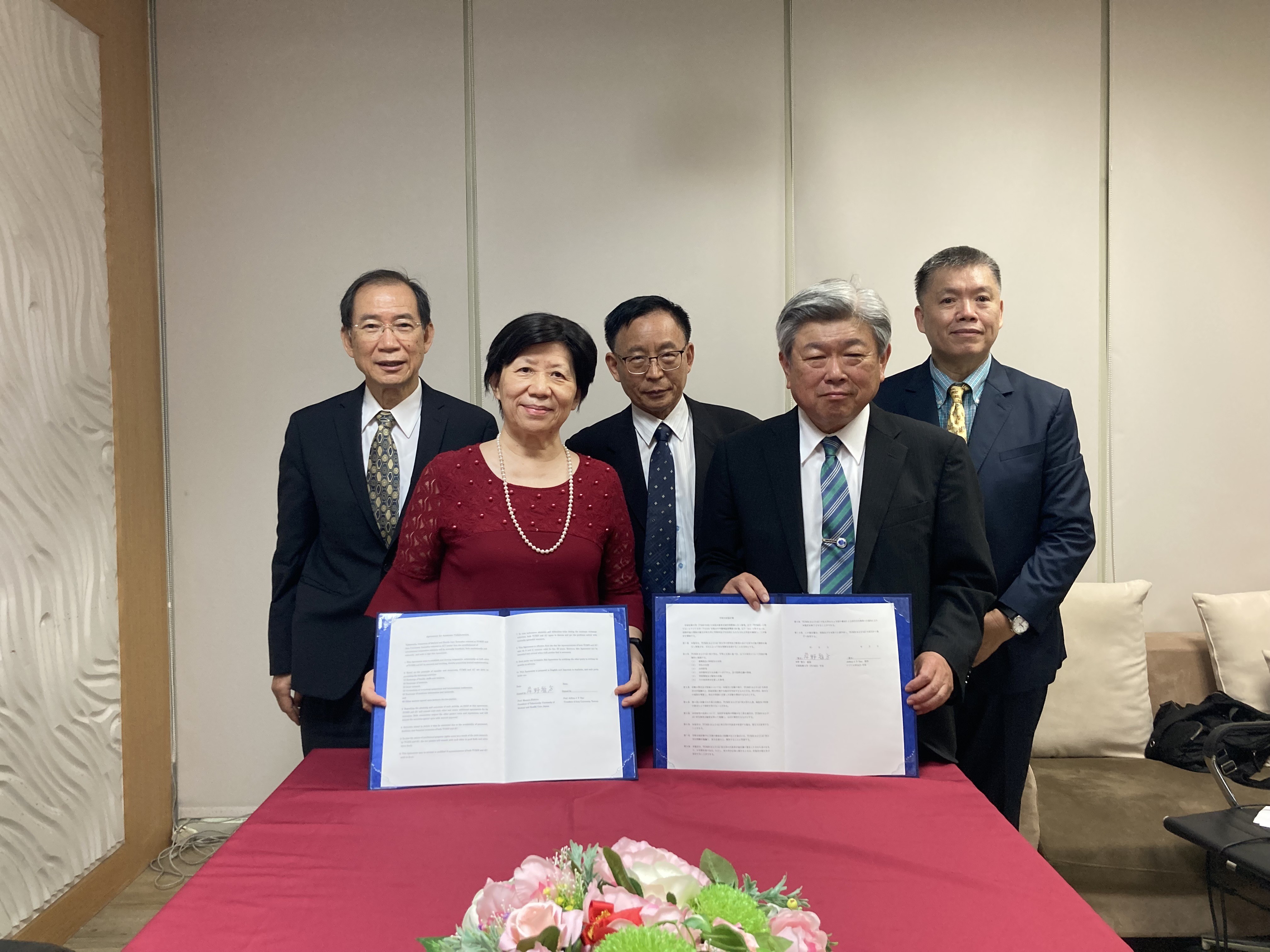 圖為亞大副校長柯慧貞(前排左)、岸岡史郎教授(前排右),分別代表亞大、日本寶塚醫療大學,簽約兩校學術交流備忘錄。