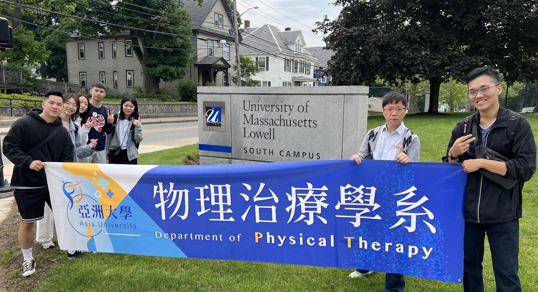 圖為亞大物治系陳彥年老師(右2),與同學在麻薩諸塞大學洛厄爾分校校園合影。