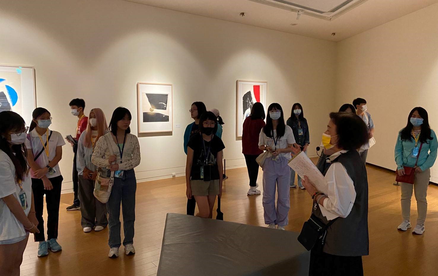 圖為亞大現代美術館專業志工,帶領學員導覽「阿罩霧神遊天地——藝術・科技展」。