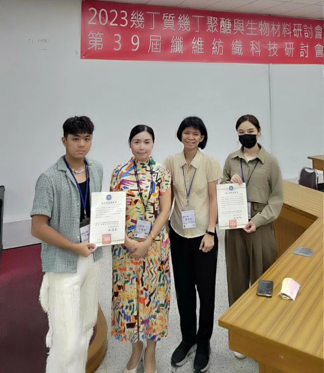 圖為亞大時尚系主任林青玫(左2),和獲獎同學合影。