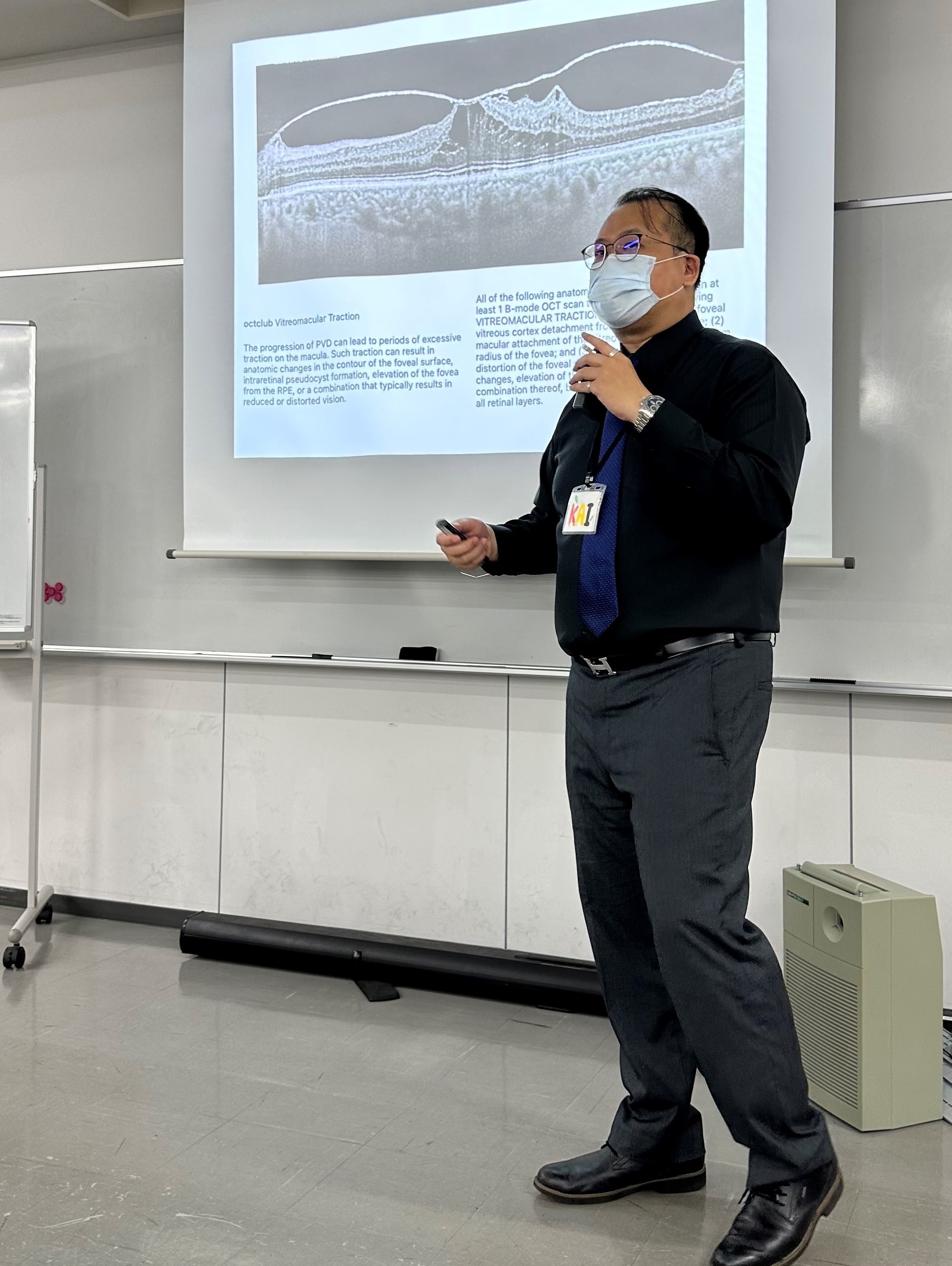 圖為亞大視光系曾榮凱主任,在日本東北文化學園大學進行授課。