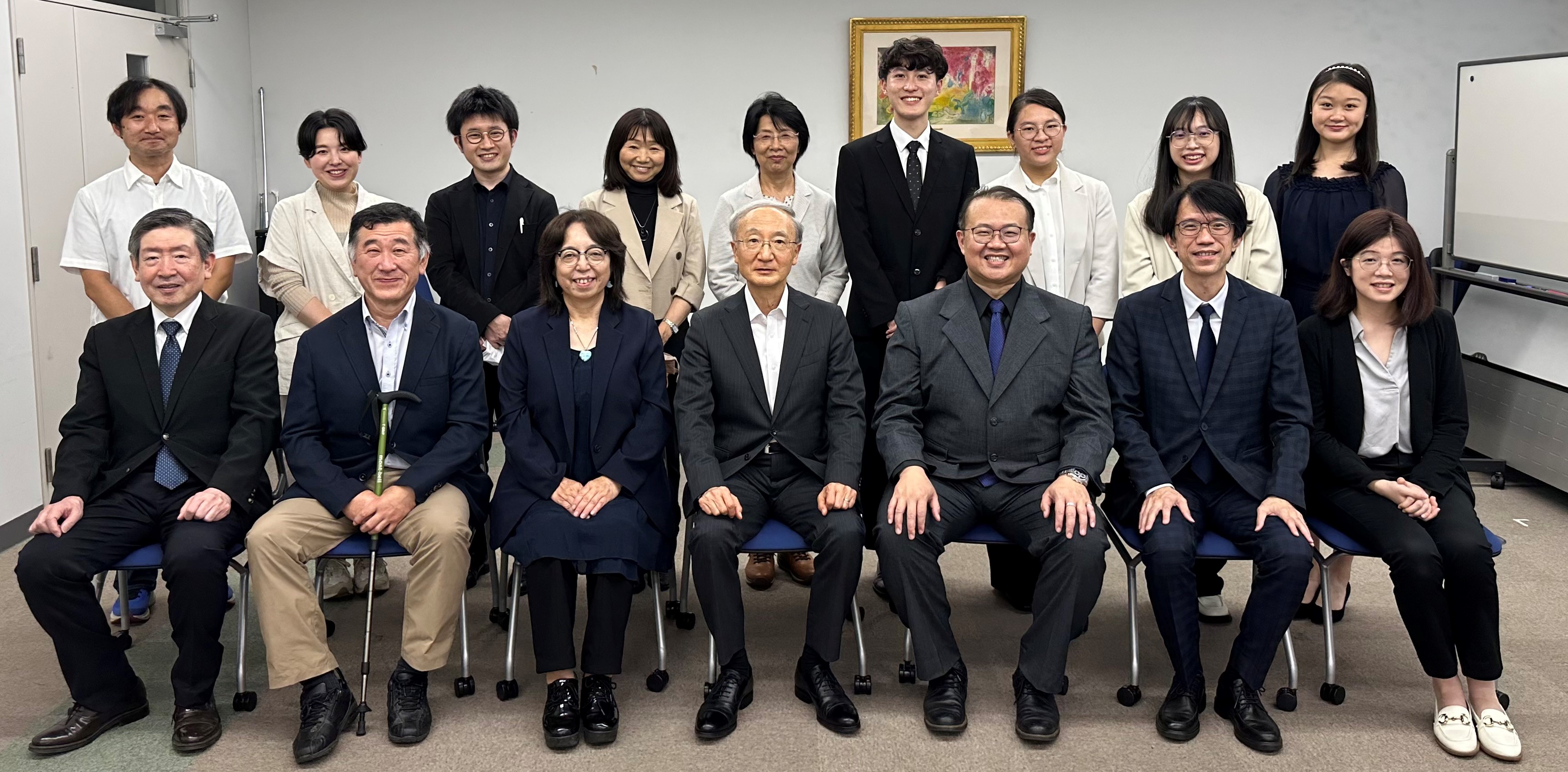 圖為日本東北文化學園大學加賀谷豐校長(前排中)頒予結業證書,與亞大視光曾榮凱主任(前排右3)、陳經中老師(前排右2)、林芮宇老師(前排右1)、亞大視光系同學和日方老師合影。