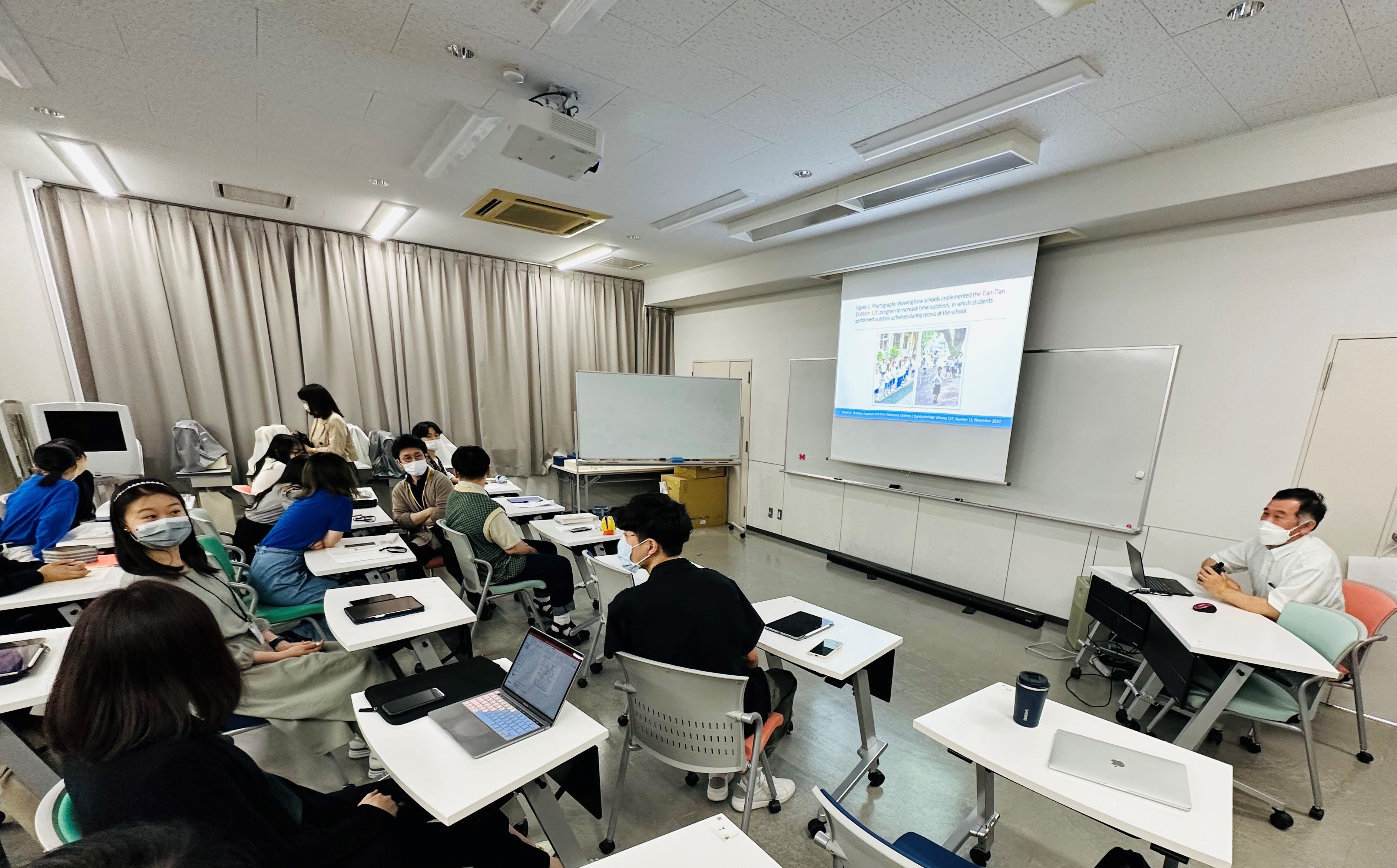 圖為日本東北文化學園大學坂本保夫教授,分享日本近視現況與防控。