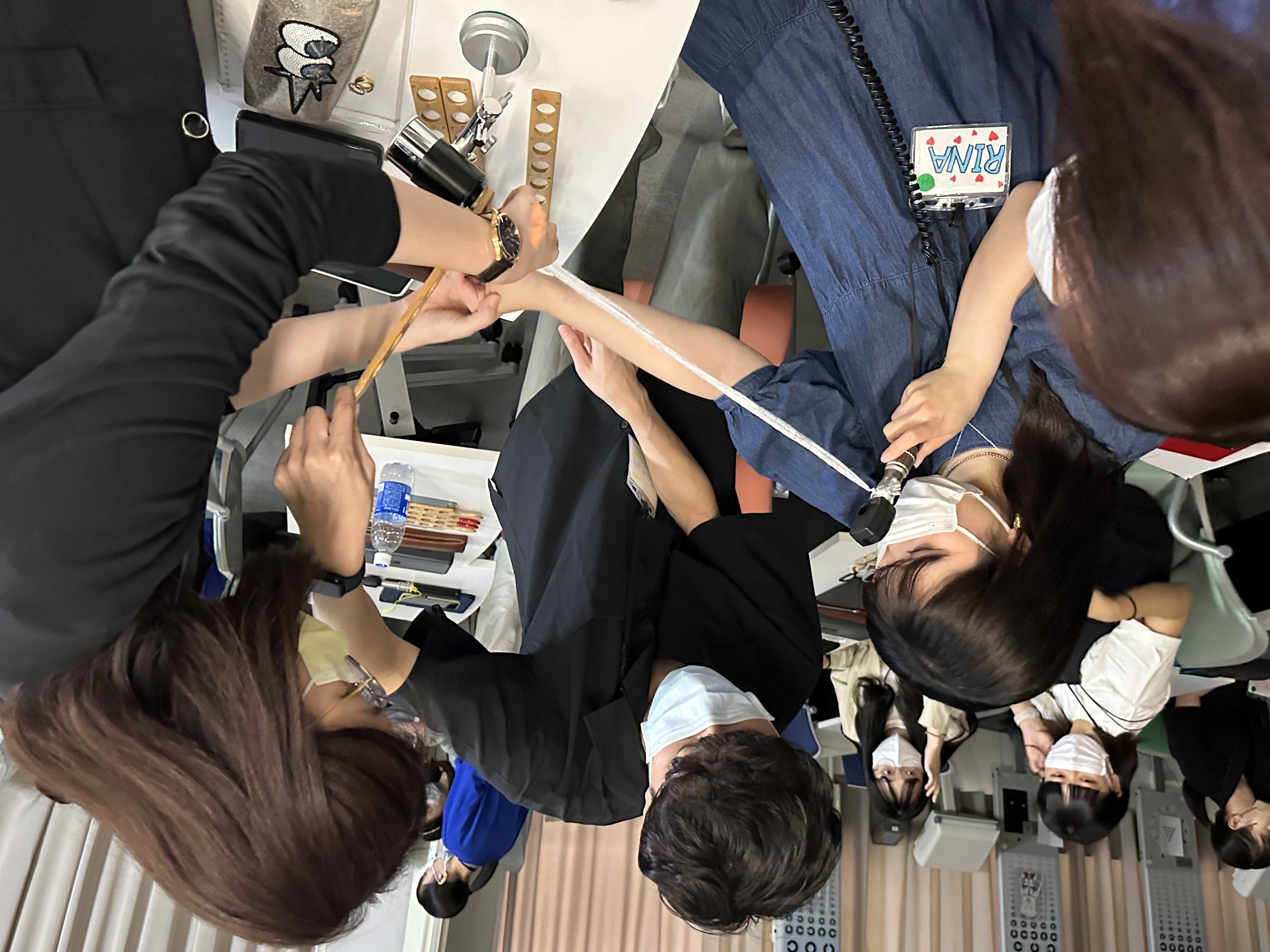 圖為亞大視光系林芮宇老師(右1),在日本東北文化學園大學視光臨床教室授課與實務教學。