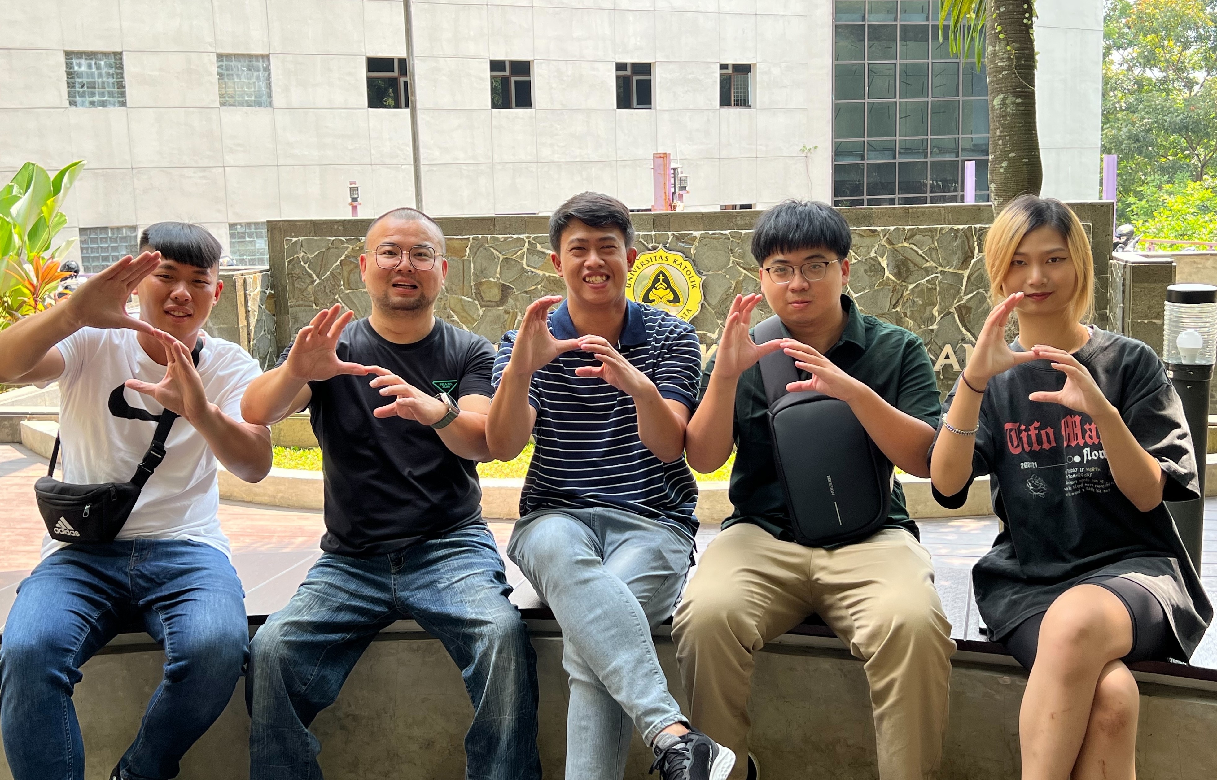 圖為亞大數媒系主任趙文鴻(左2)、印尼三寶壟天主教總督大學Dr. Peter Ardhianto(左3),和數媒系同學合影。
