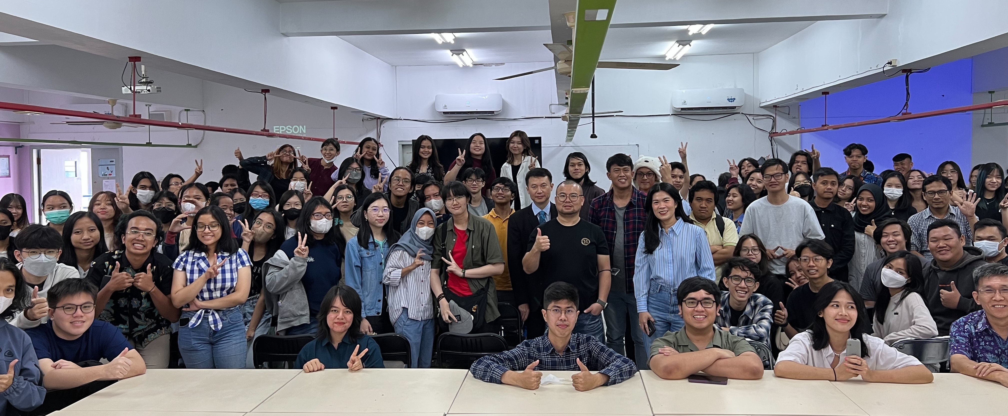 圖為亞大數媒系同學,在印尼三寶壟天主教總督大學研習,與當地師生合影。