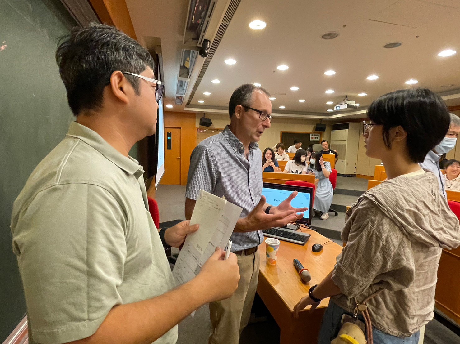 圖為Jonathan Evans教授(中),回答亞大同學的提問。