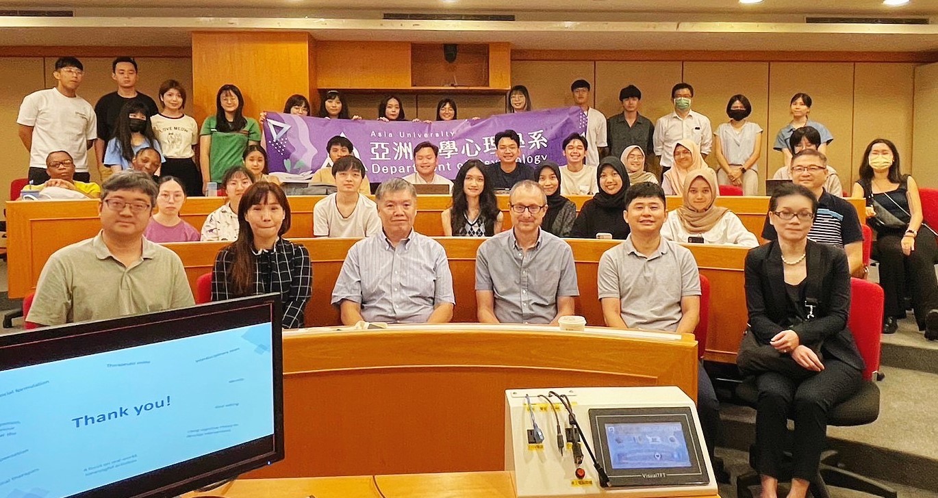 圖為(前排左至右)亞大心理系廖御圻老師、張瀚云老師、廖瑞銘主任、Jonathan Evans教授、葉品陽老師、呂欣蔓老師,和參與實體場演講的師生合影。