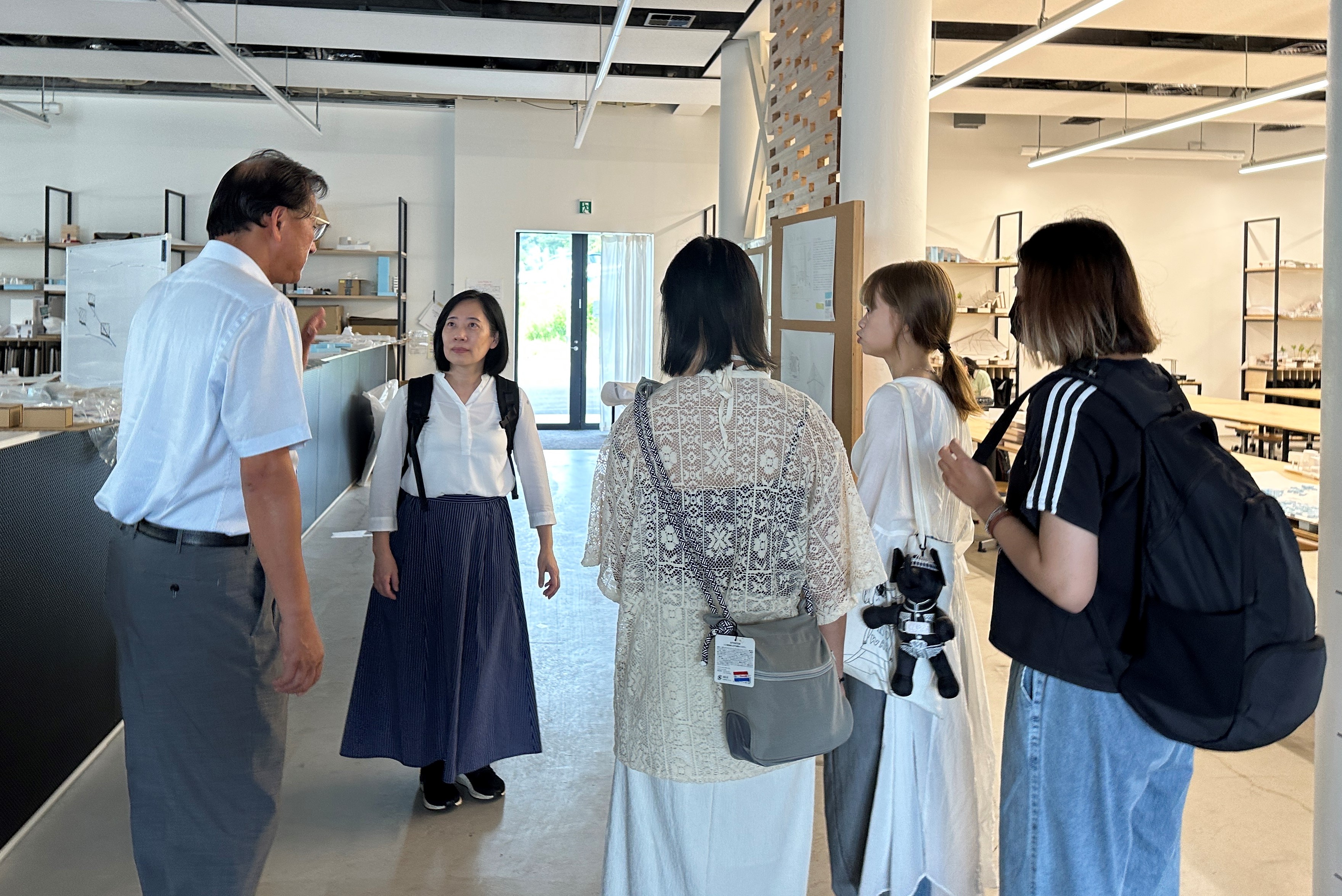 圖為日本靜岡理工科大學教務長朱寧(左1),介紹建築系環境。