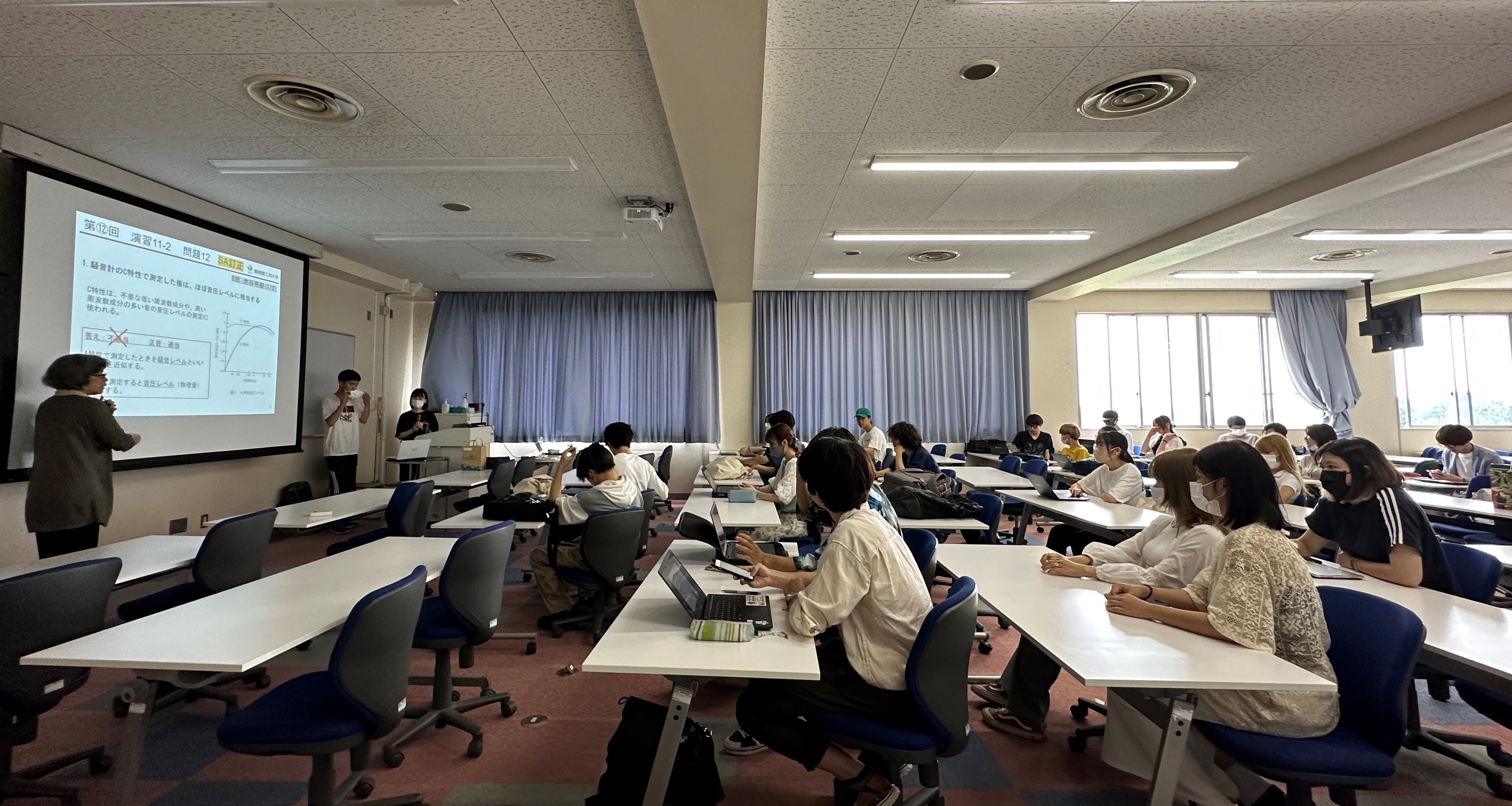 圖為亞大室設系同學,與日本靜岡理工科大學建築系同學一起上課。