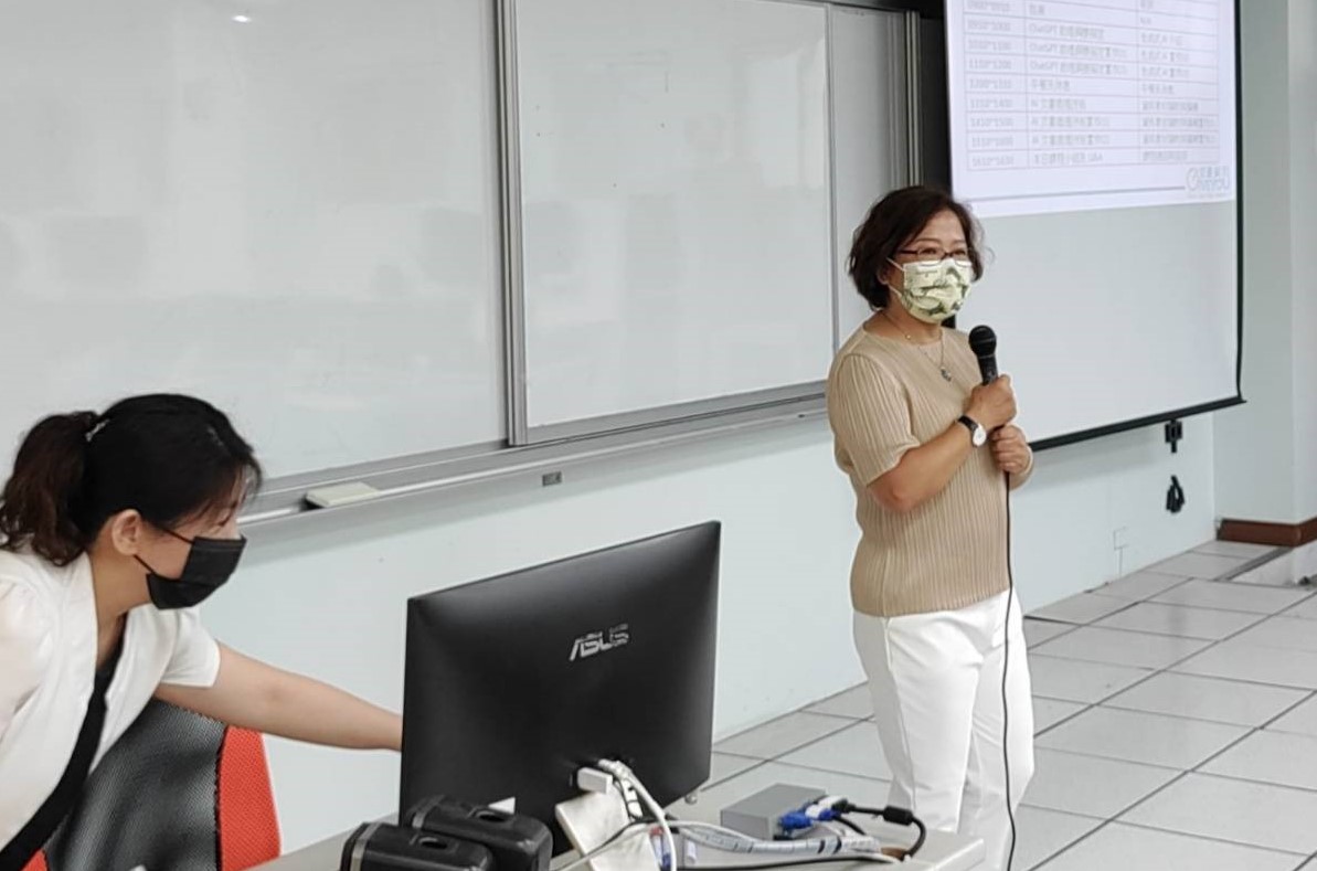 圖為亞大會資系主任龎玉涓,介紹該系以會計結合大數據、數位智能的特色。