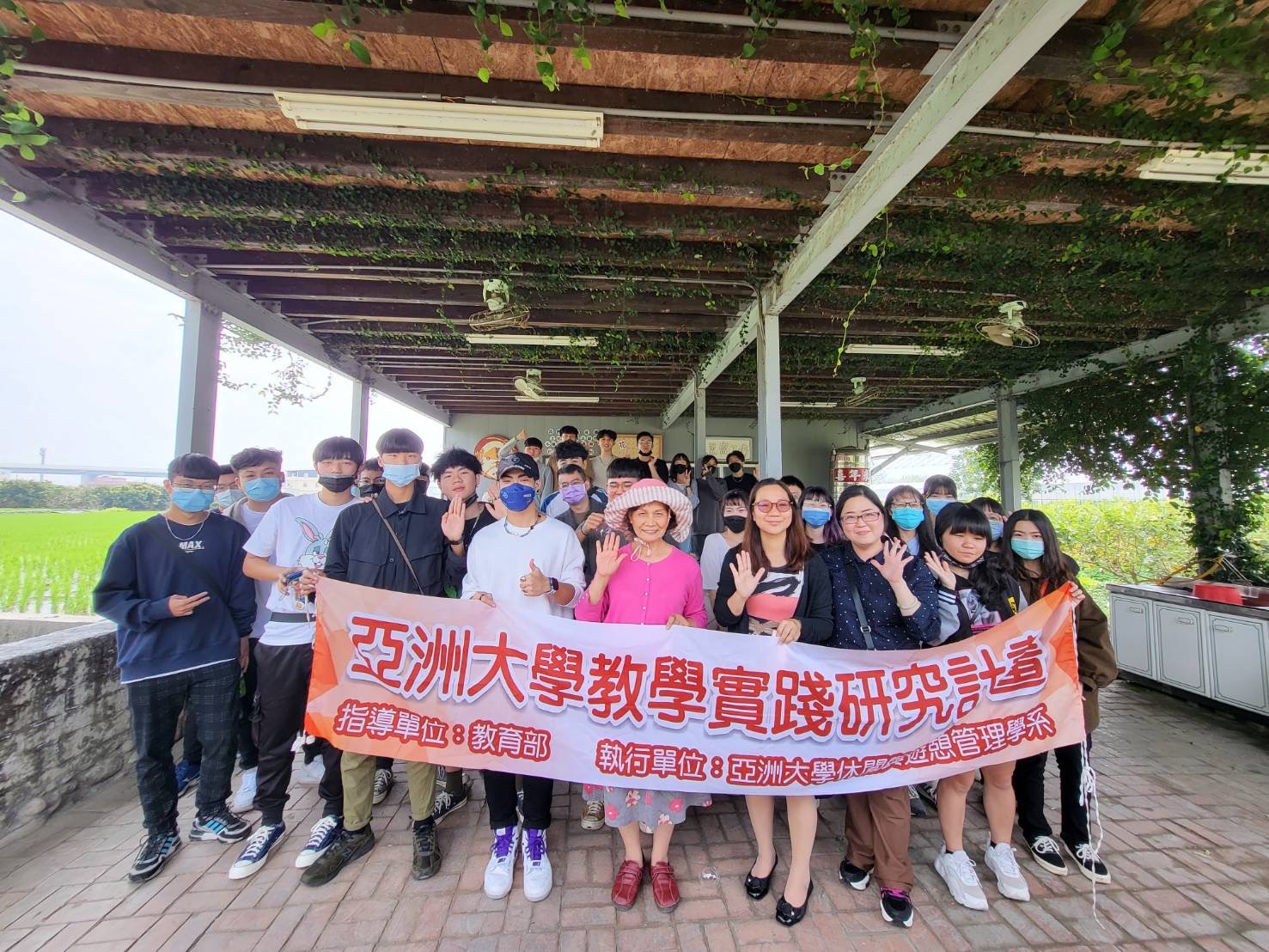 圖為亞大休憩系「111年教學實踐研究計畫」,通過率居全國休閒觀光系之冠。