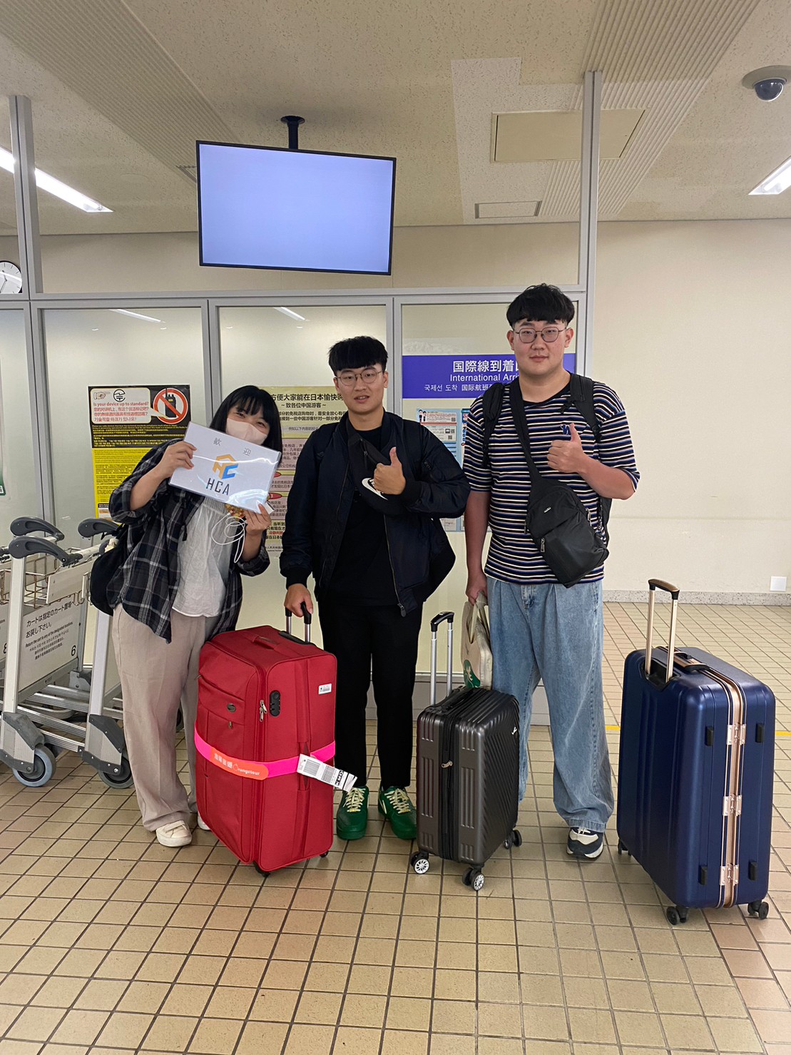 圖為到日本福井美松飯店實習的亞大休憩系同學,在日本大阪國際機場與飯店接機人員(左1)合影。