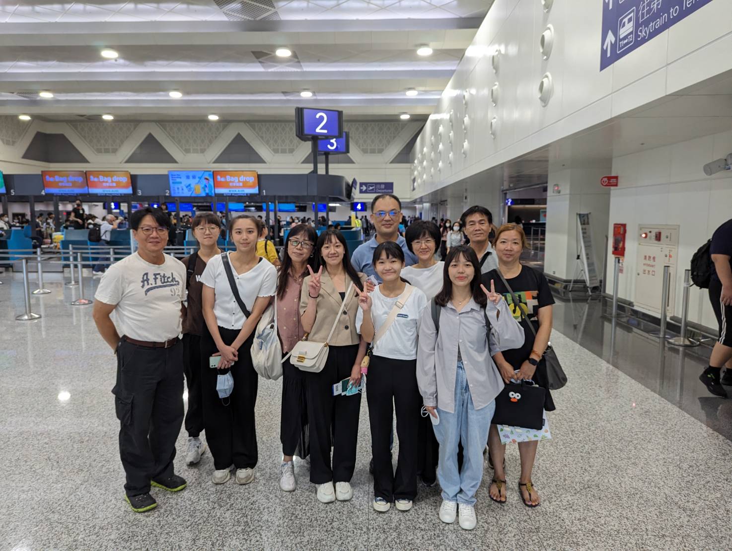 圖為亞大休憩系老師陳崇昊(左1),在桃園國際機場與赴日本北海道實習同學、送機家長合影。