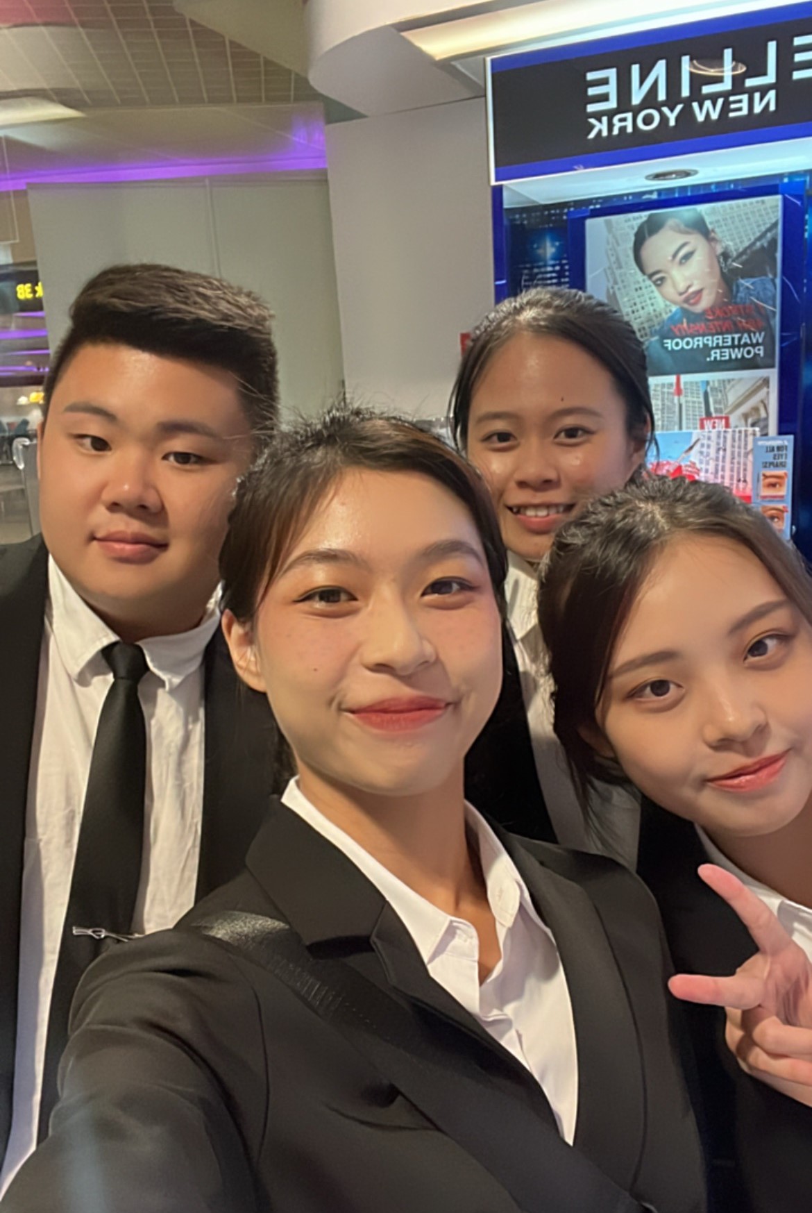 圖為亞大休憩系同學,到樟宜機場職前訓練合影。
