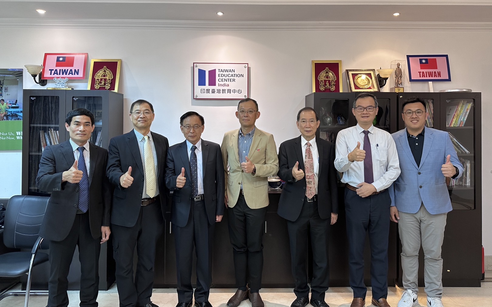 圖為亞大參訪團拜會台灣駐印度辦事處,(由左而右)資電學院長許慶賢、管院長林君維、國際學院長陳英輝、台灣駐印度副代表陳牧民、醫健學院長吳俊忠、印度辦事處教育組長陳立穎、產學長王昭能合影。