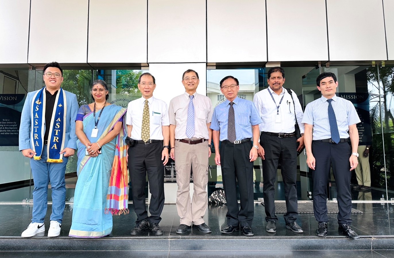 圖為印度國立伊斯蘭大學(JMI)校長Prof. Najma Akhtar(左2),和亞大參訪團合影。