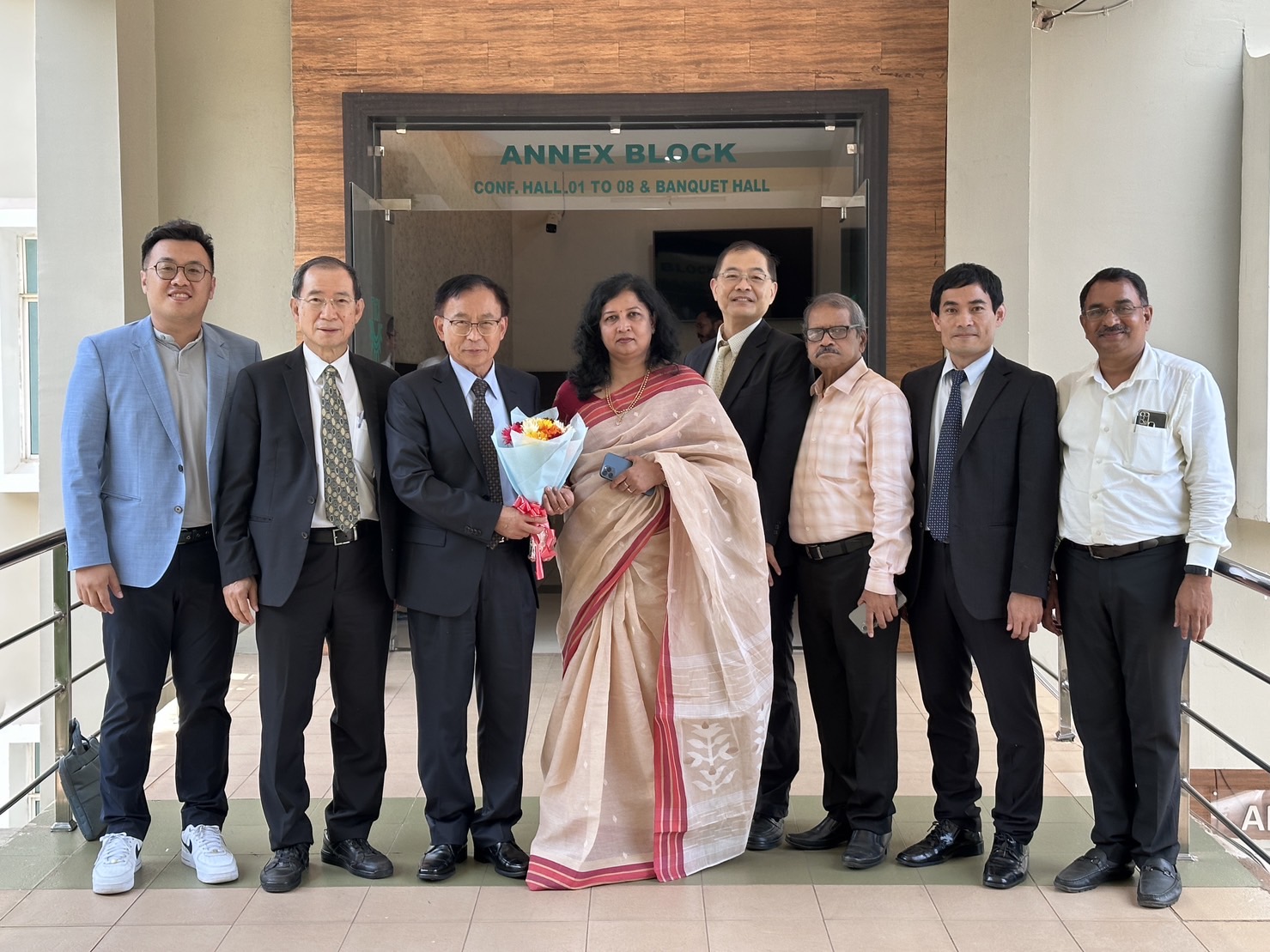 圖為印度卡林加工業技術學院(KIIT)校長Dr. Satyendra Patnaik(右3),與亞大參訪團合影。
