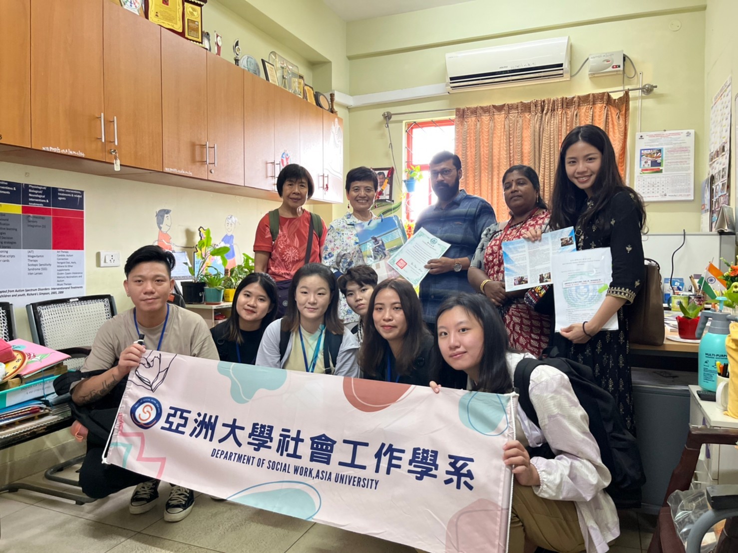 圖為亞大社工系老師廖淑娟(後排左2)和系上師生,與印度國立多重身心障礙早期療癒機構(NIEPMD)人員合影。
