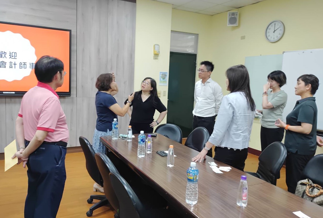 圖為亞大會資系龎玉涓主任(左2)、胡亞平老師(左1),與資誠王玉娟會計師(左3)等交流討論。