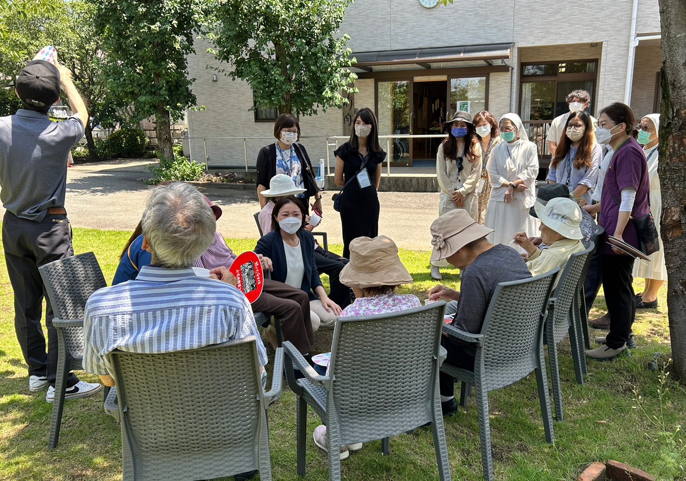 圖為亞大高齡失智友善USR計畫團隊、「NPO法人あやの里」,與失智長者互動。