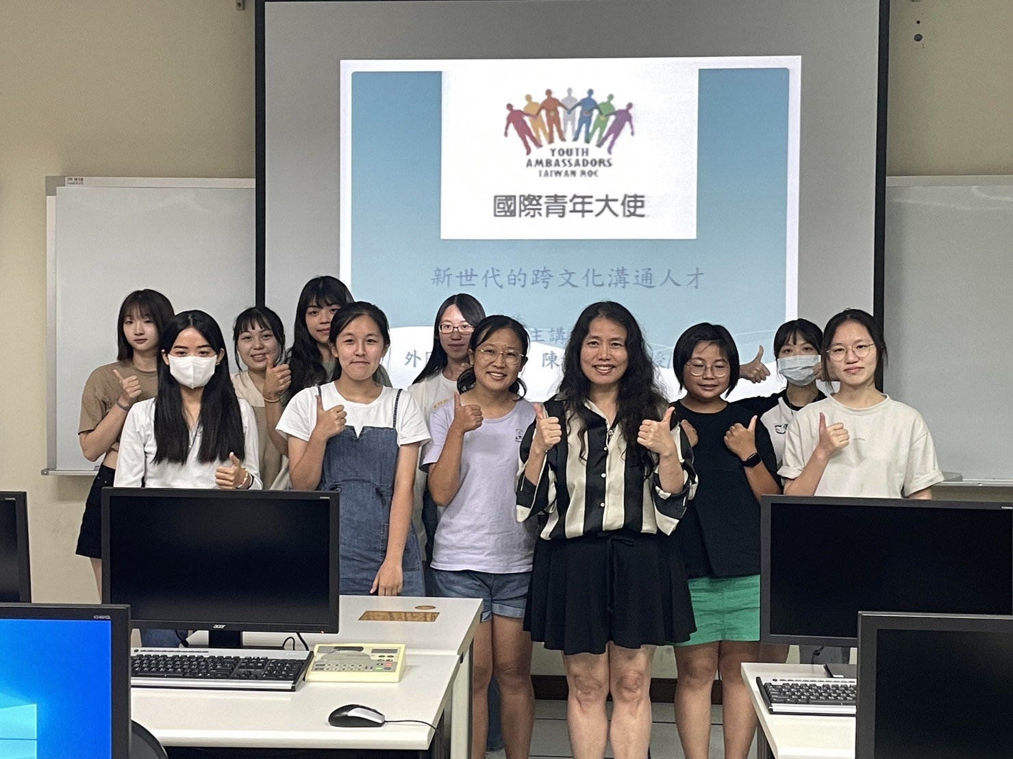 圖為外文系主任陳淑娟(右4),鼓勵同學成為國際青年大使,開拓國際視野。
