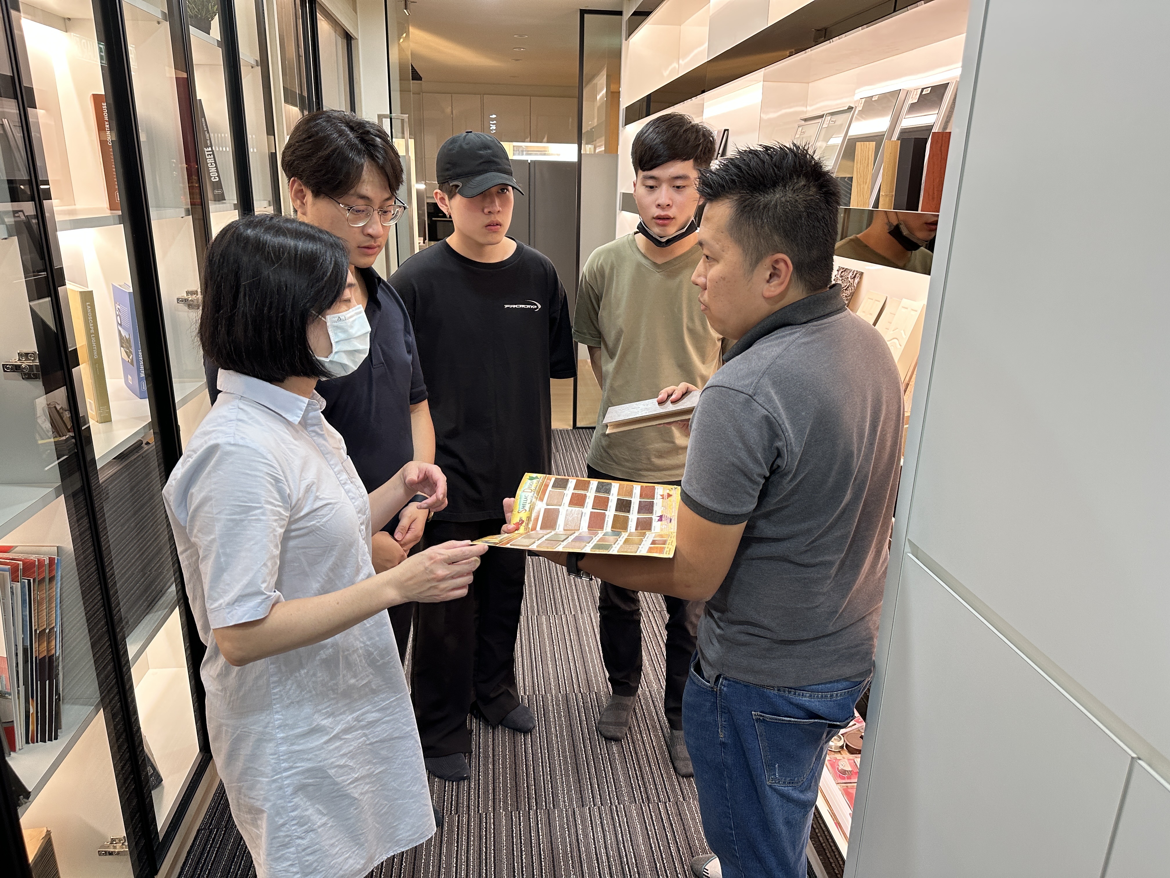 圖為亞大室設系林佳慧老師(左1),與實習同學一起聽取馬拉西亞公司人員介紹,了解當地建材。